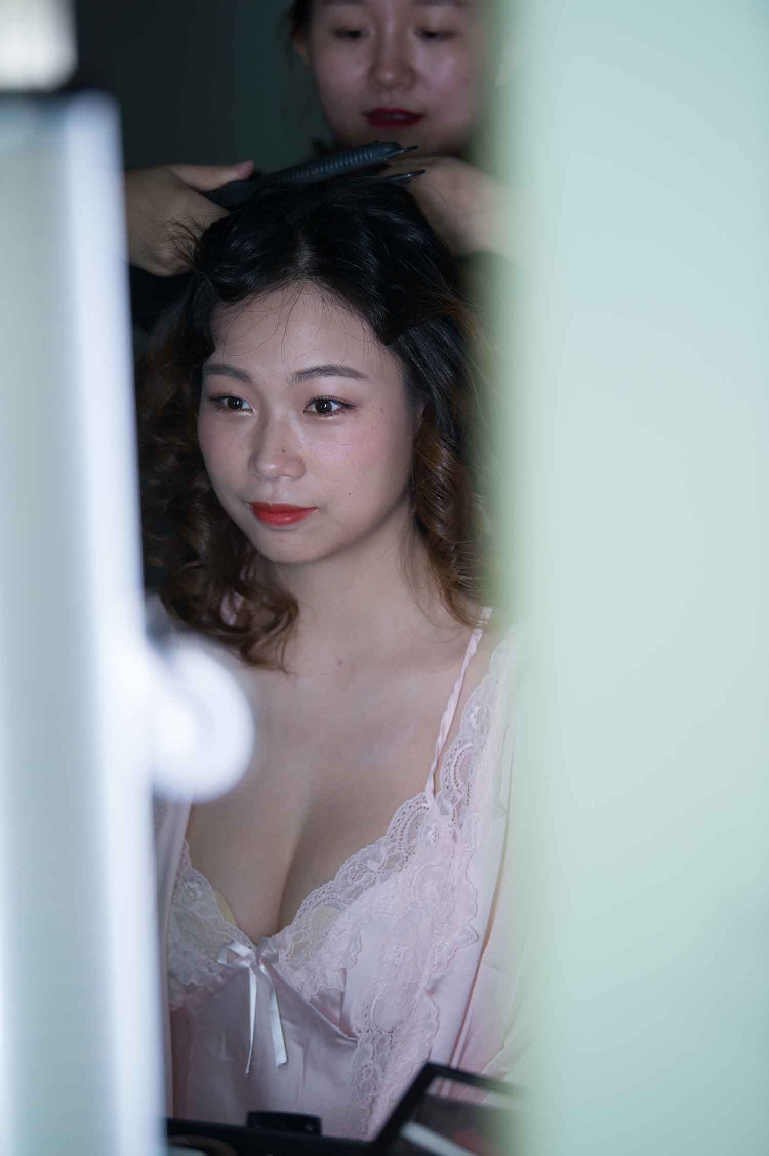 [素人新娘] 穿着性感睡衣化妆的新娘婚礼现场实拍写真 H239