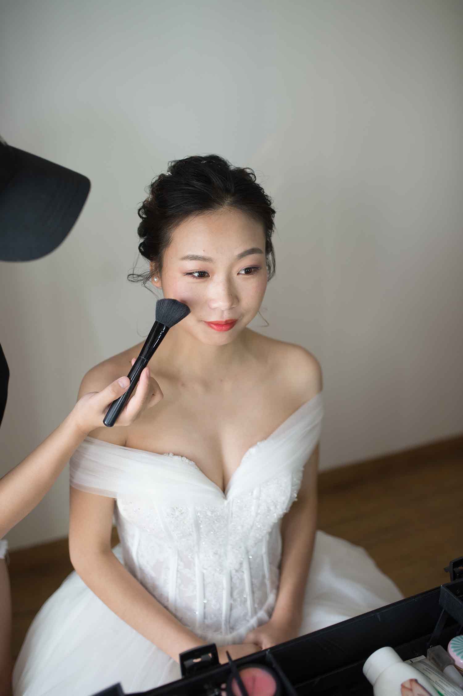 [素人新娘] 穿着性感睡衣化妆的新娘婚礼现场实拍写真 H239