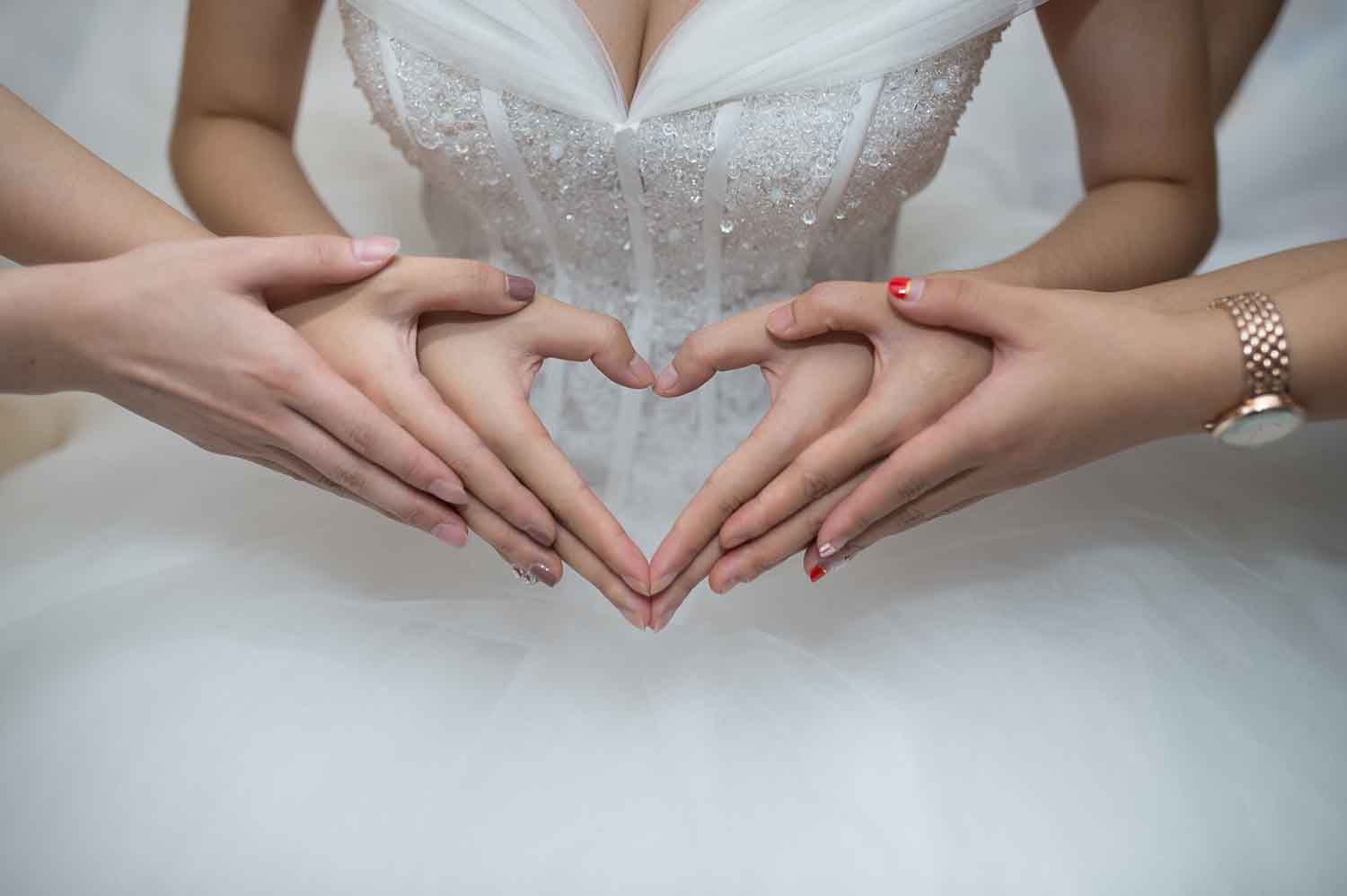 [素人新娘] 穿着性感睡衣化妆的新娘婚礼现场实拍写真 H239