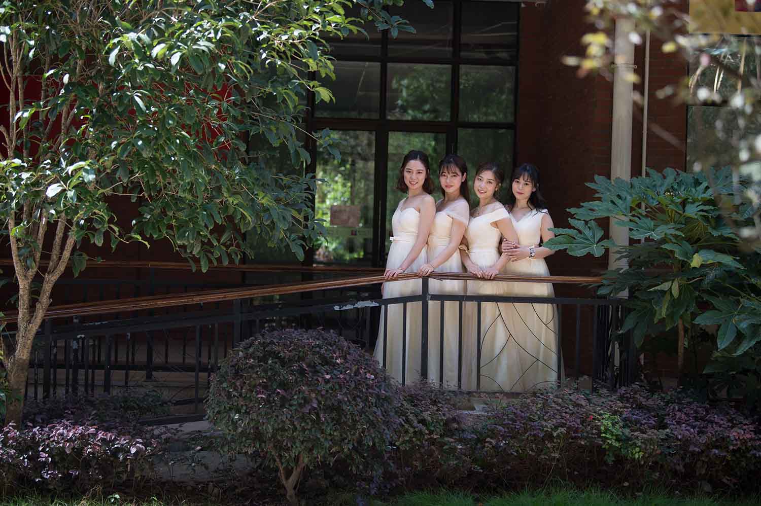 [素人新娘] 穿着性感睡衣化妆的新娘婚礼现场实拍写真 H239