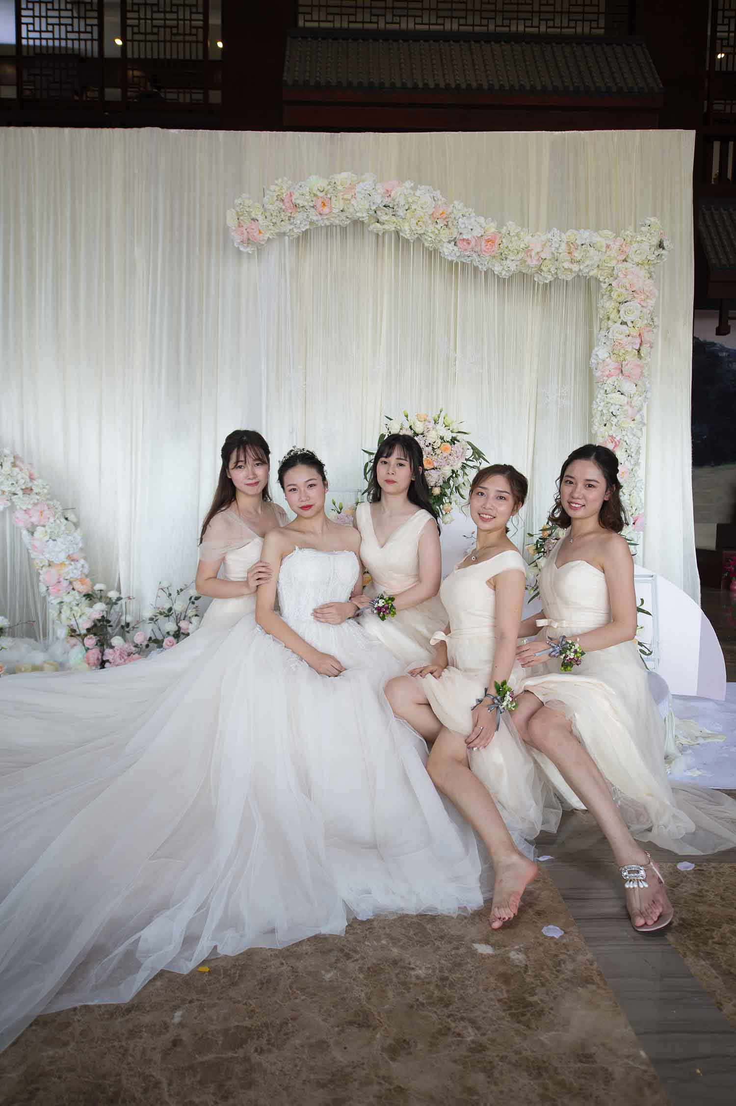 [素人新娘] 穿着性感睡衣化妆的新娘婚礼现场实拍写真 H239