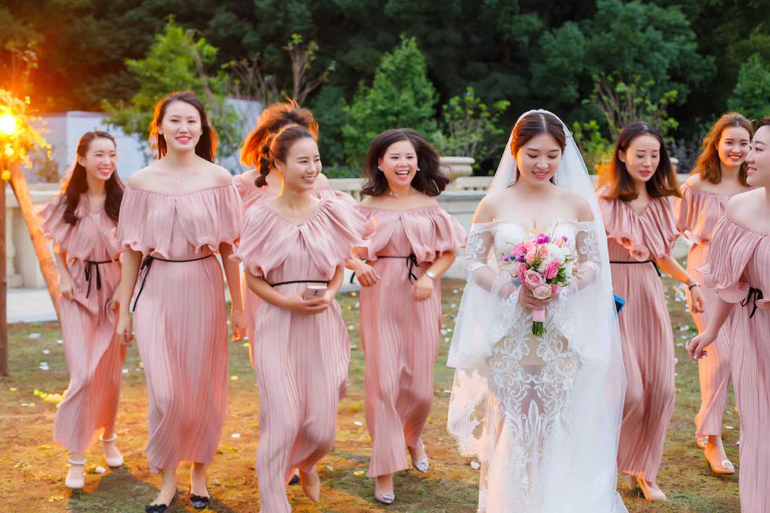 [素人新娘] 身材很傲人的鹅蛋脸美女新娘婚礼现场实拍写真 H301