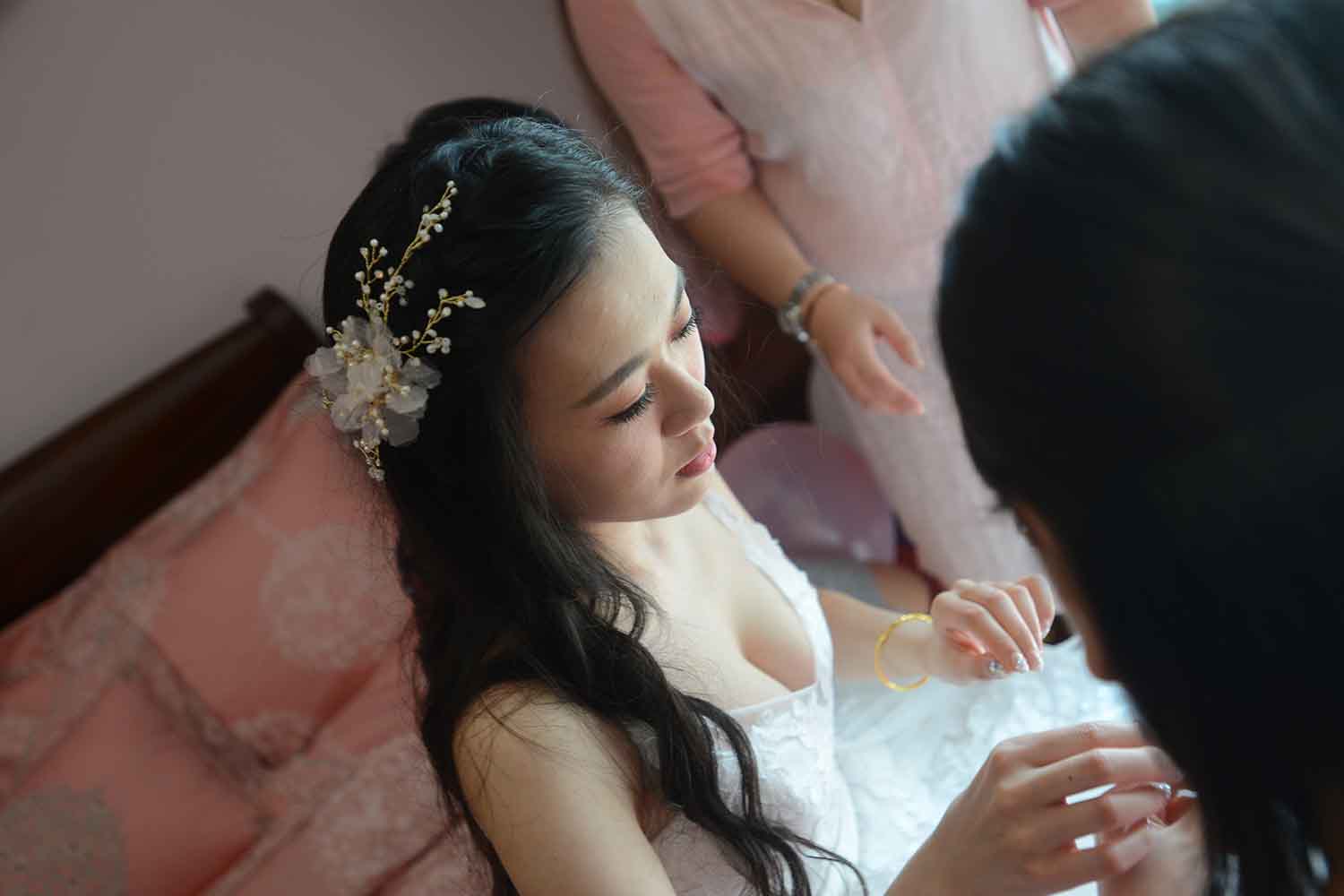 [素人新娘] 身材傲人的性感大长腿新娘婚礼现场实拍写真 H303