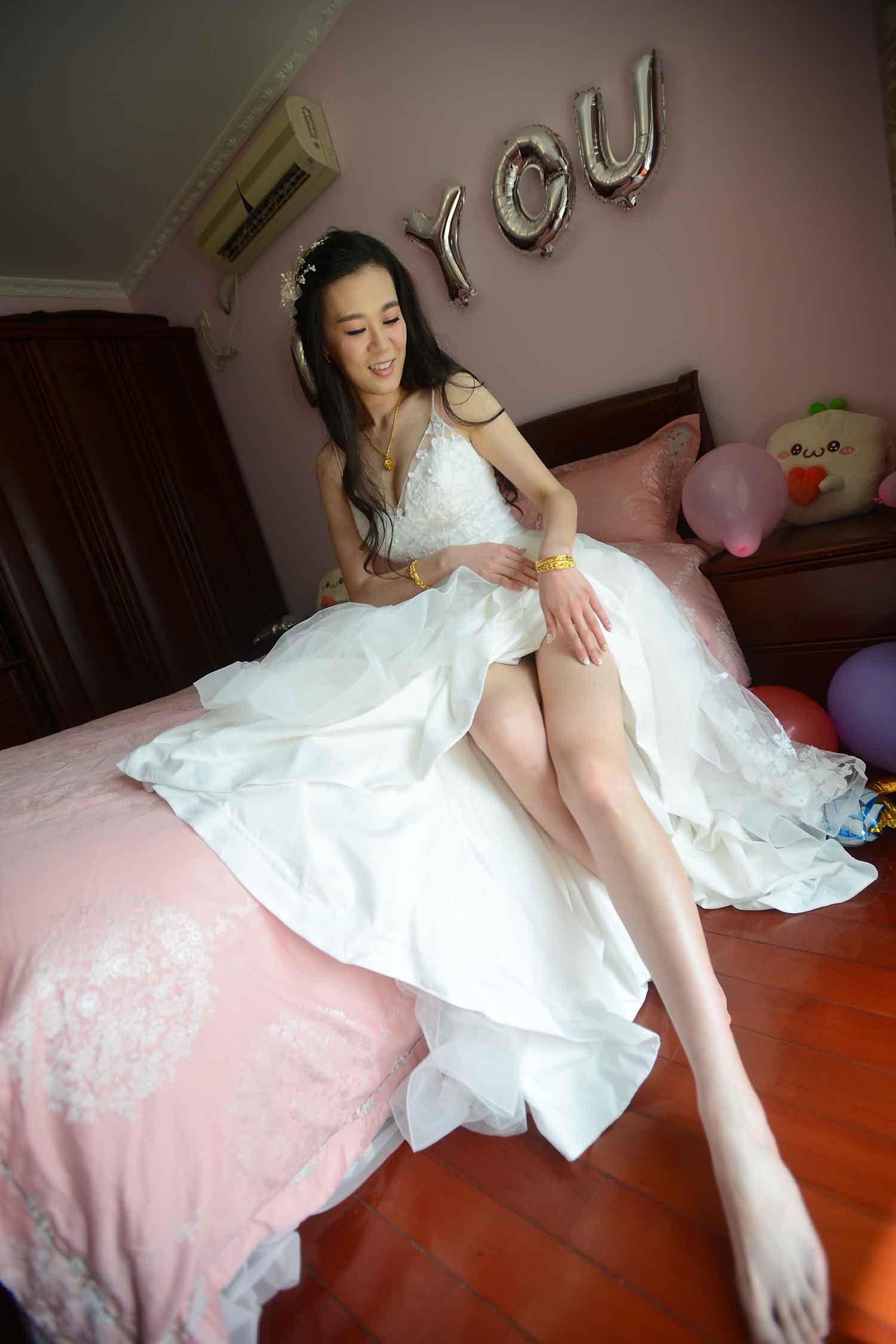 [素人新娘] 身材傲人的性感大长腿新娘婚礼现场实拍写真 H303