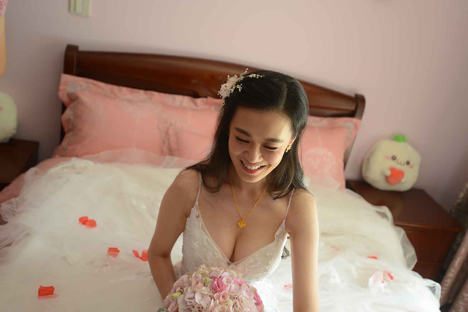 [素人新娘] 身材傲人的性感大长腿新娘婚礼现场实拍写真 H303