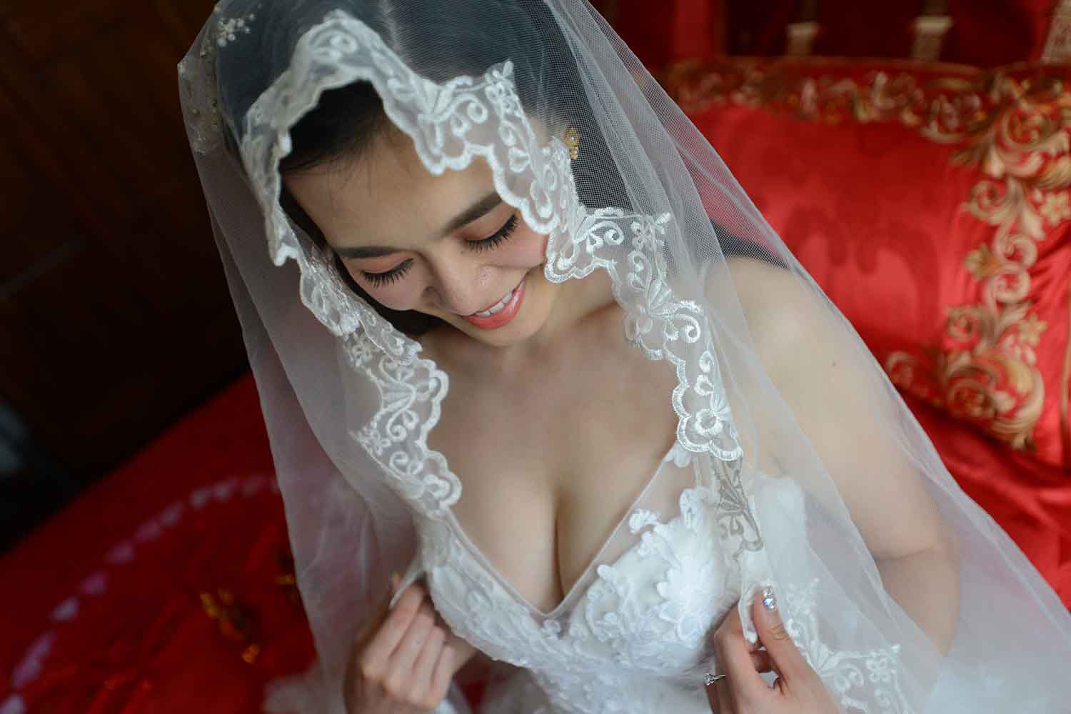 [素人新娘] 身材傲人的性感大长腿新娘婚礼现场实拍写真 H303