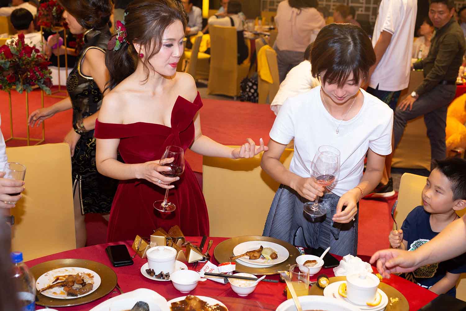 [素人新娘] 穿着镶钻深V礼服实在太迷人了的美女新娘婚礼现场实拍写真 H321