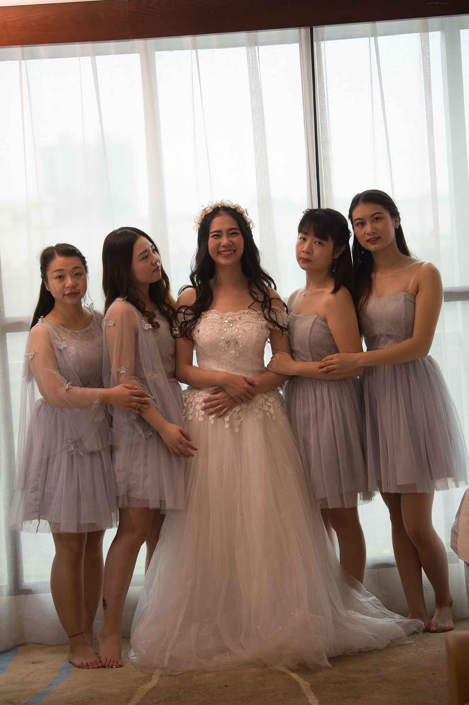 [素人新娘] 一笑就露出虎牙的鹅蛋脸美女新娘婚礼现场实拍写真 H246