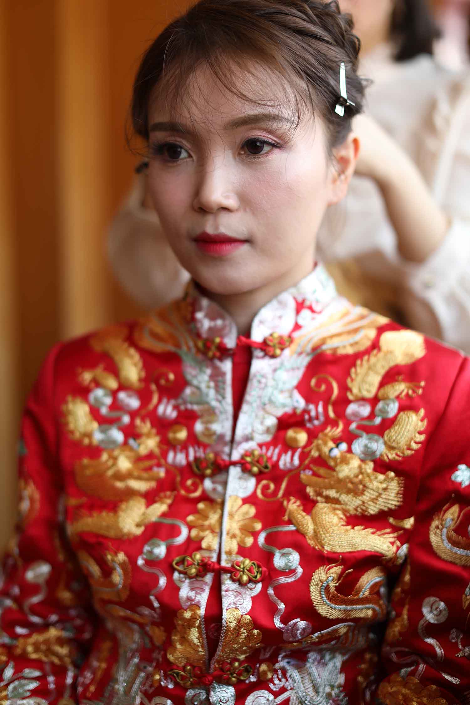[素人新娘] 穿着镶钻深V礼服实在太迷人了的美女新娘婚礼现场实拍写真 H321