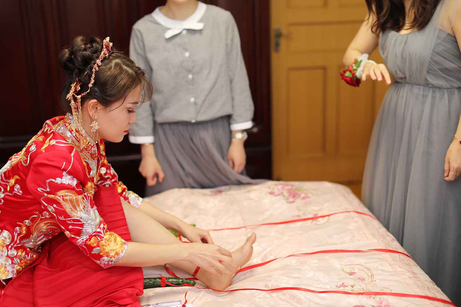 [素人新娘] 穿着镶钻深V礼服实在太迷人了的美女新娘婚礼现场实拍写真 H321