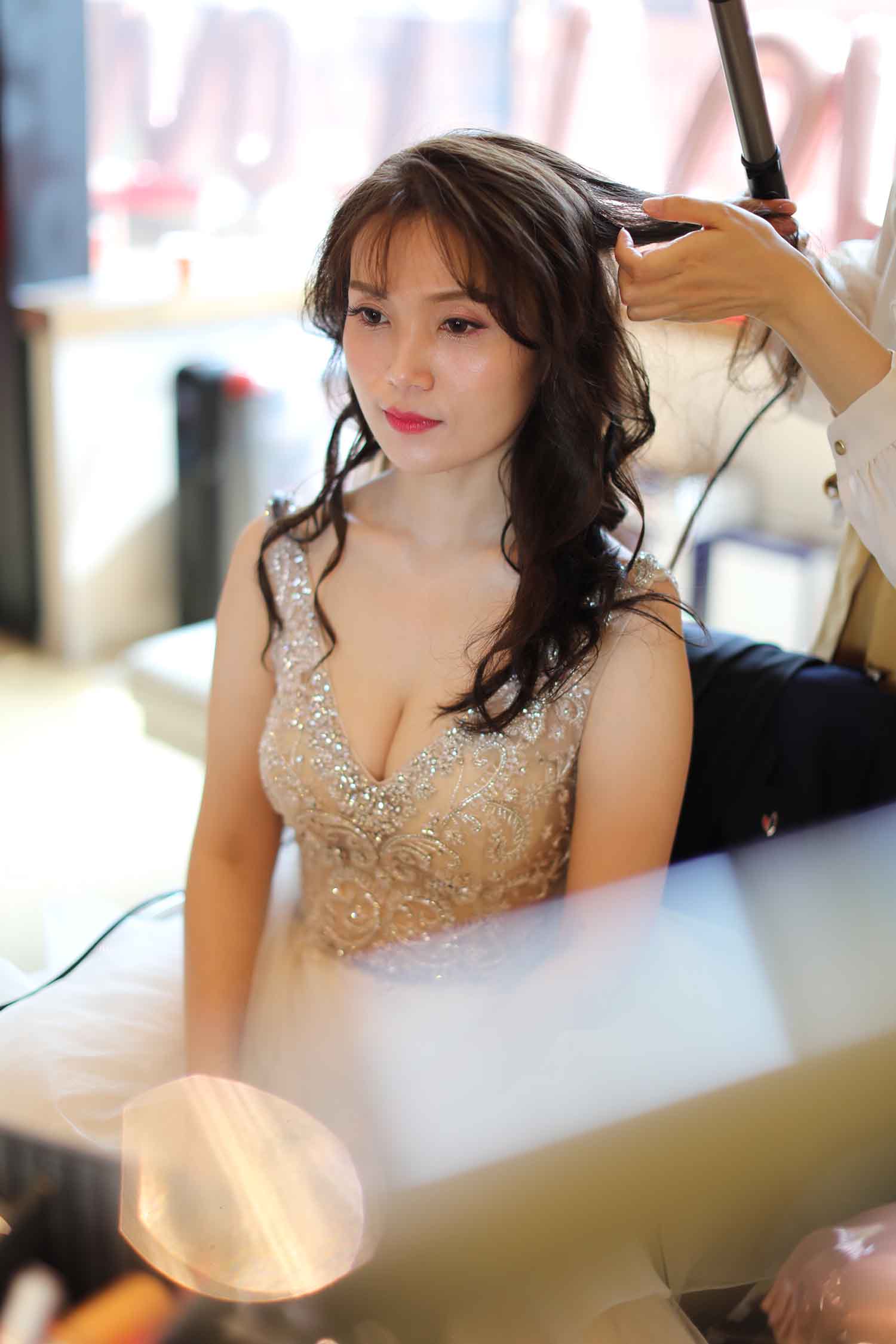 [素人新娘] 穿着镶钻深V礼服实在太迷人了的美女新娘婚礼现场实拍写真 H321