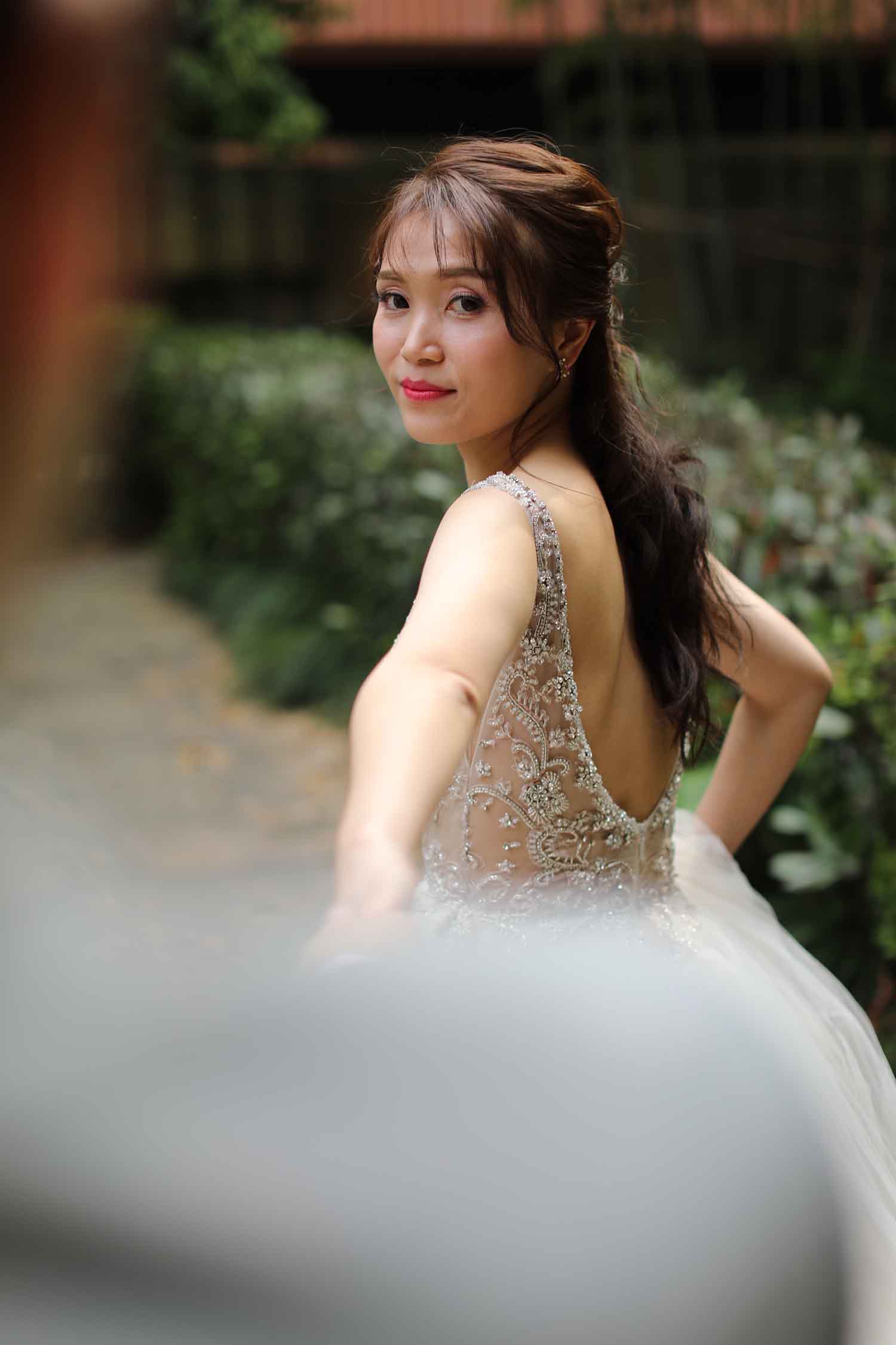 [素人新娘] 穿着镶钻深V礼服实在太迷人了的美女新娘婚礼现场实拍写真 H321