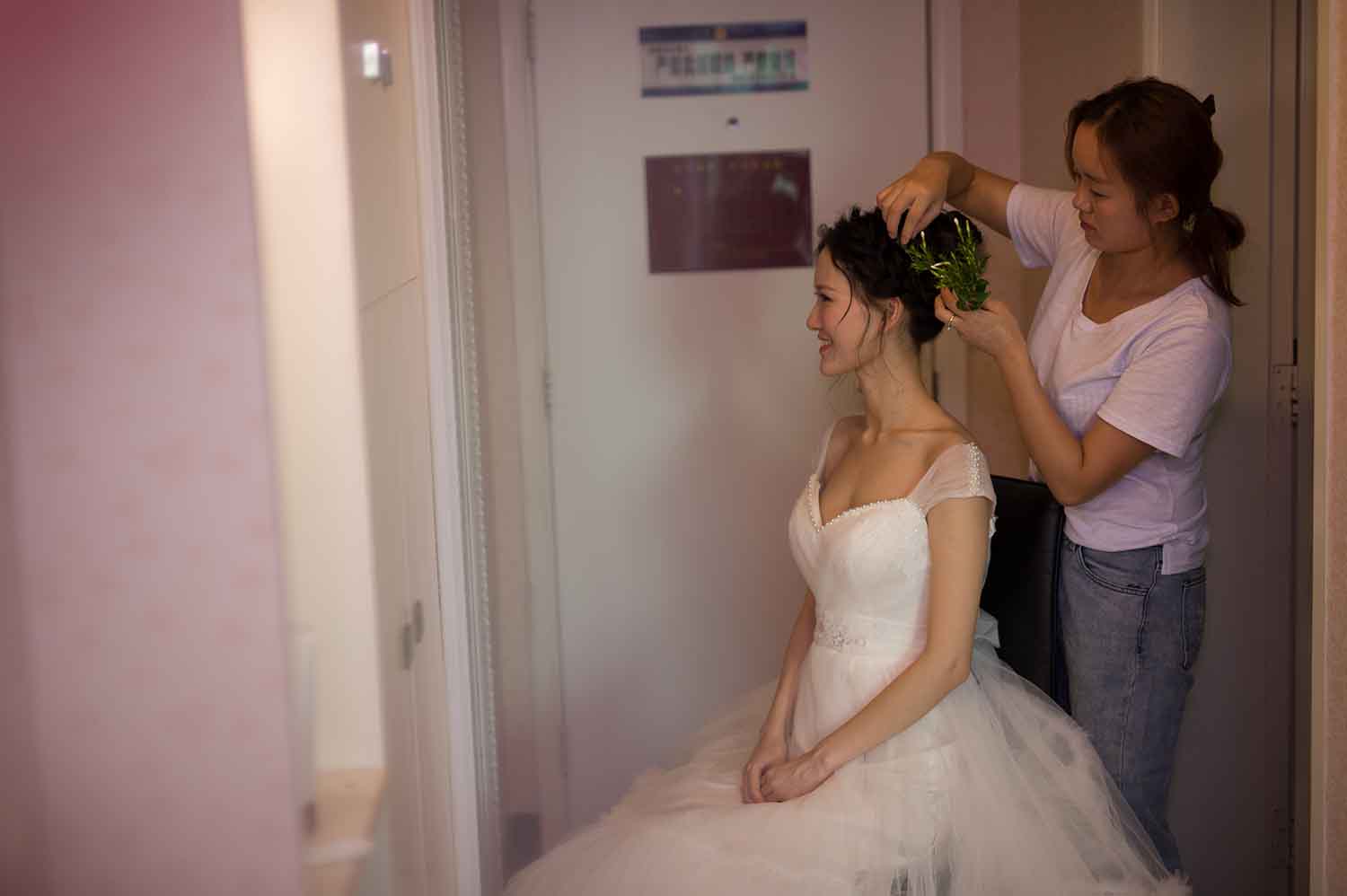 [素人新娘] 卡姿兰大眼贵妇气质新娘的婚礼现场实拍写真 H210