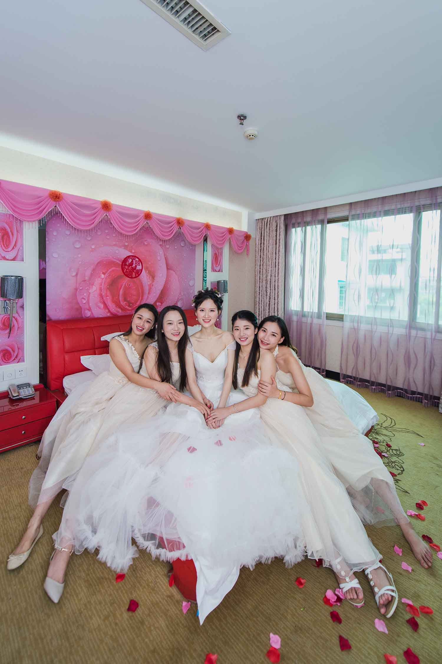 [素人新娘] 卡姿兰大眼贵妇气质新娘的婚礼现场实拍写真 H210