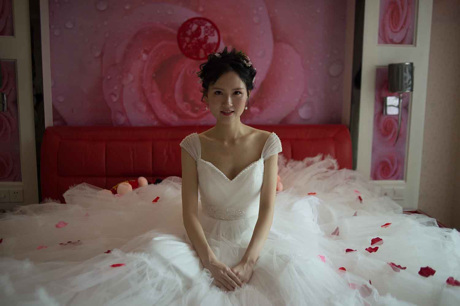 [素人新娘] 卡姿兰大眼贵妇气质新娘的婚礼现场实拍写真 H210