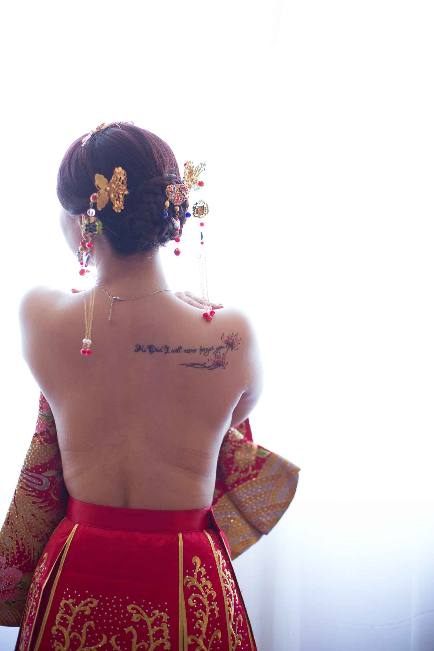 [素人新娘] 五官精致后背有纹身，一看就是有故事的新娘婚礼现场实拍写真 H241