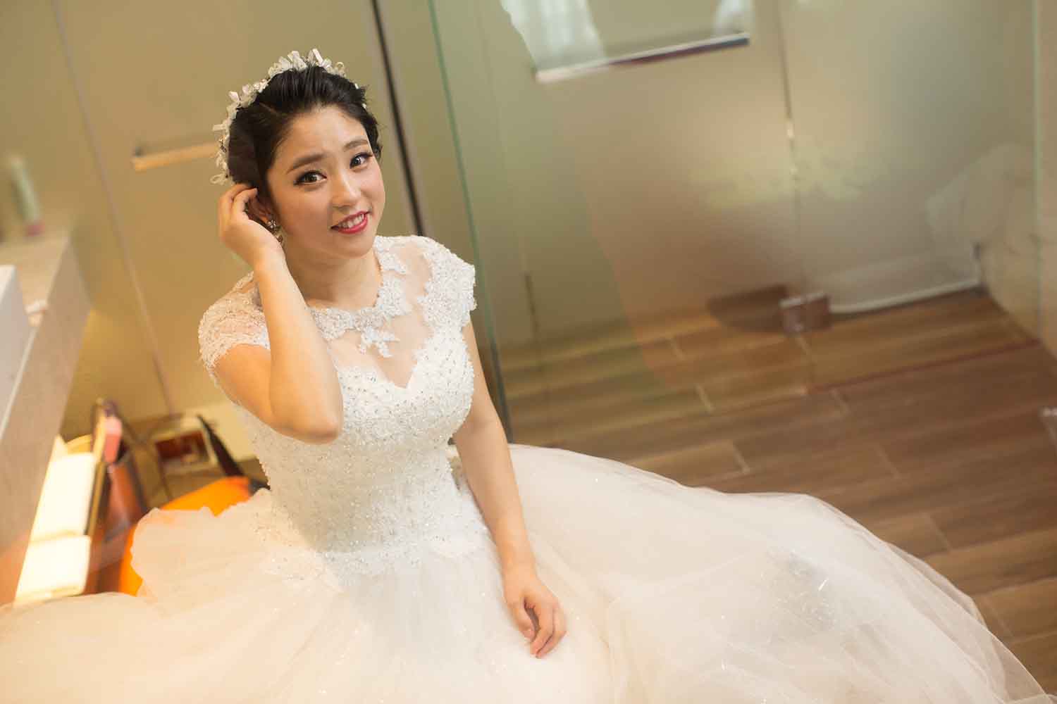 [素人新娘] 后背有性感纹身的美女新娘婚礼现场实拍写真 H251