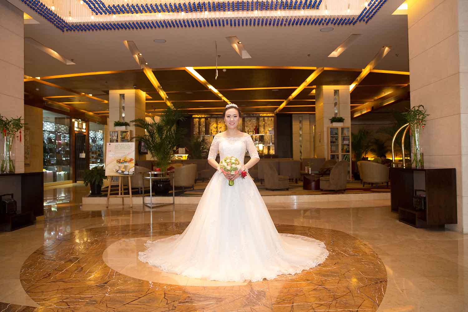 [素人新娘] 外表很成熟穿的内裤却很可爱的新娘婚礼现场实拍写真 H240