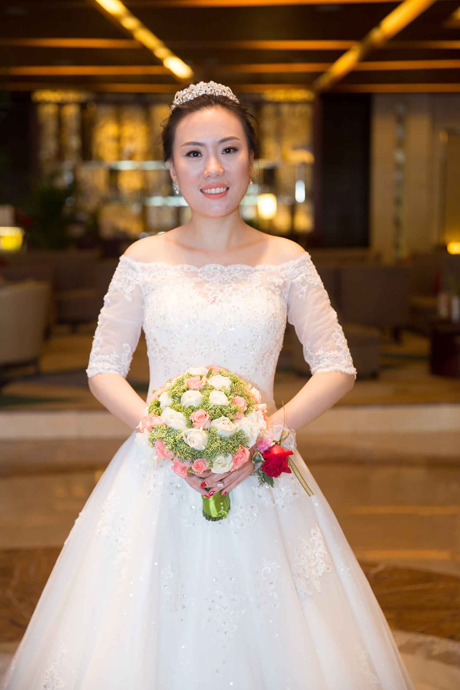 [素人新娘] 外表很成熟穿的内裤却很可爱的新娘婚礼现场实拍写真 H240