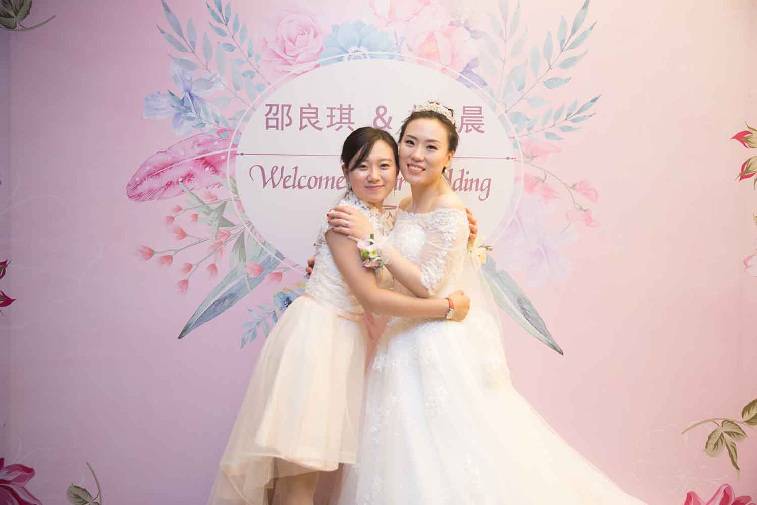 [素人新娘] 外表很成熟穿的内裤却很可爱的新娘婚礼现场实拍写真 H240