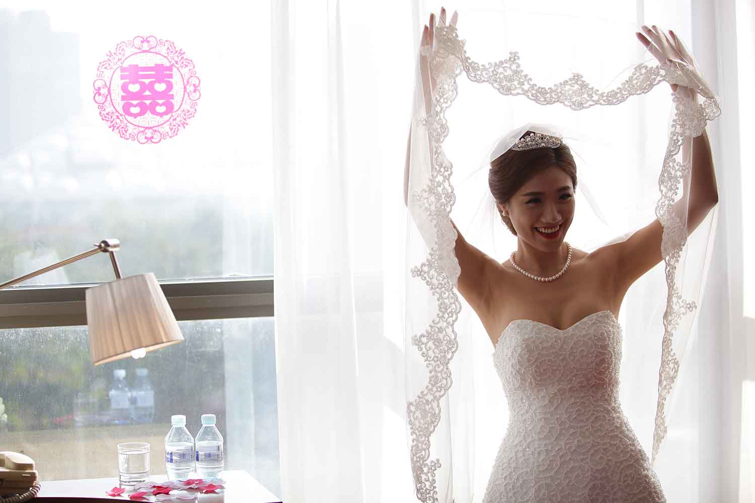 [素人新娘] 有着傲人双峰的气质富婆新娘婚礼现场实拍写真 H302