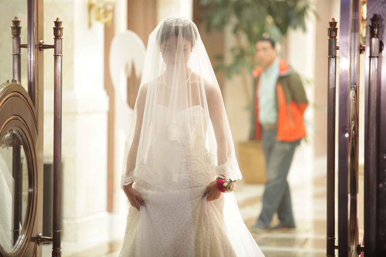 [素人新娘] 有着傲人双峰的气质富婆新娘婚礼现场实拍写真 H302