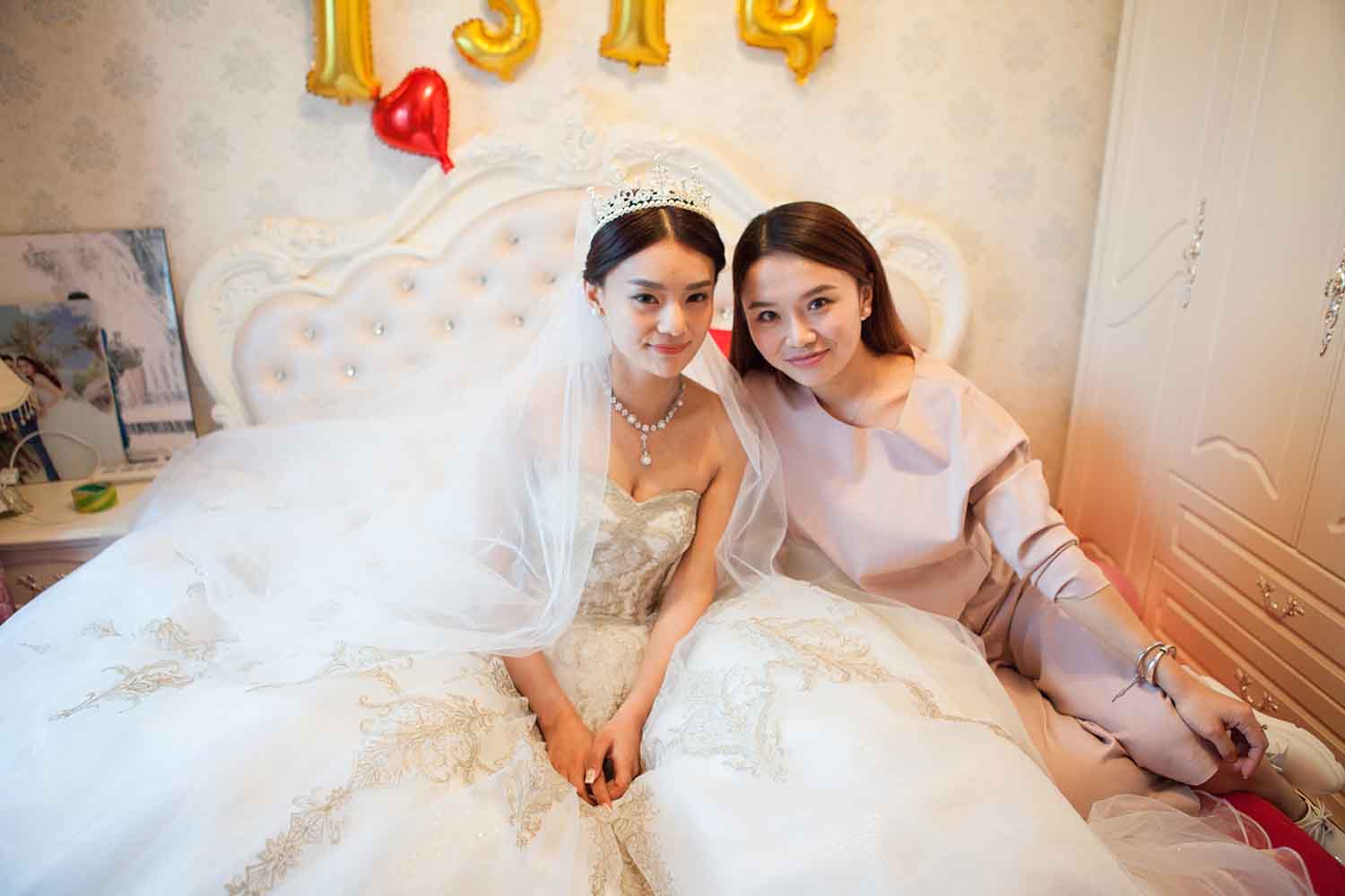 [素人新娘] 深V抹胸大眼睛美女新娘的婚礼现场实拍写真 H205