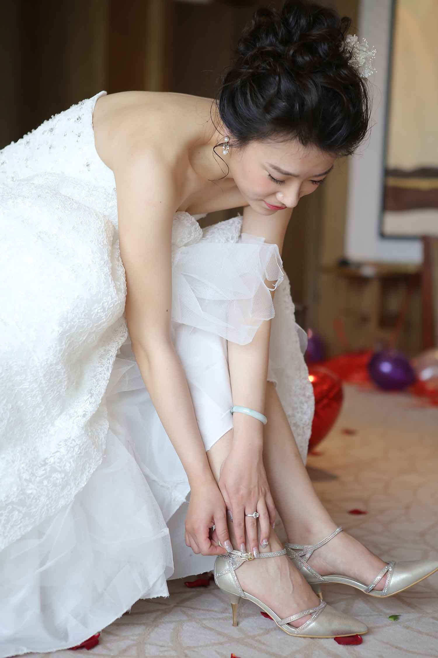 [素人新娘] 气质少妇浴室裸体诱惑新娘婚礼现场实拍写真 H223