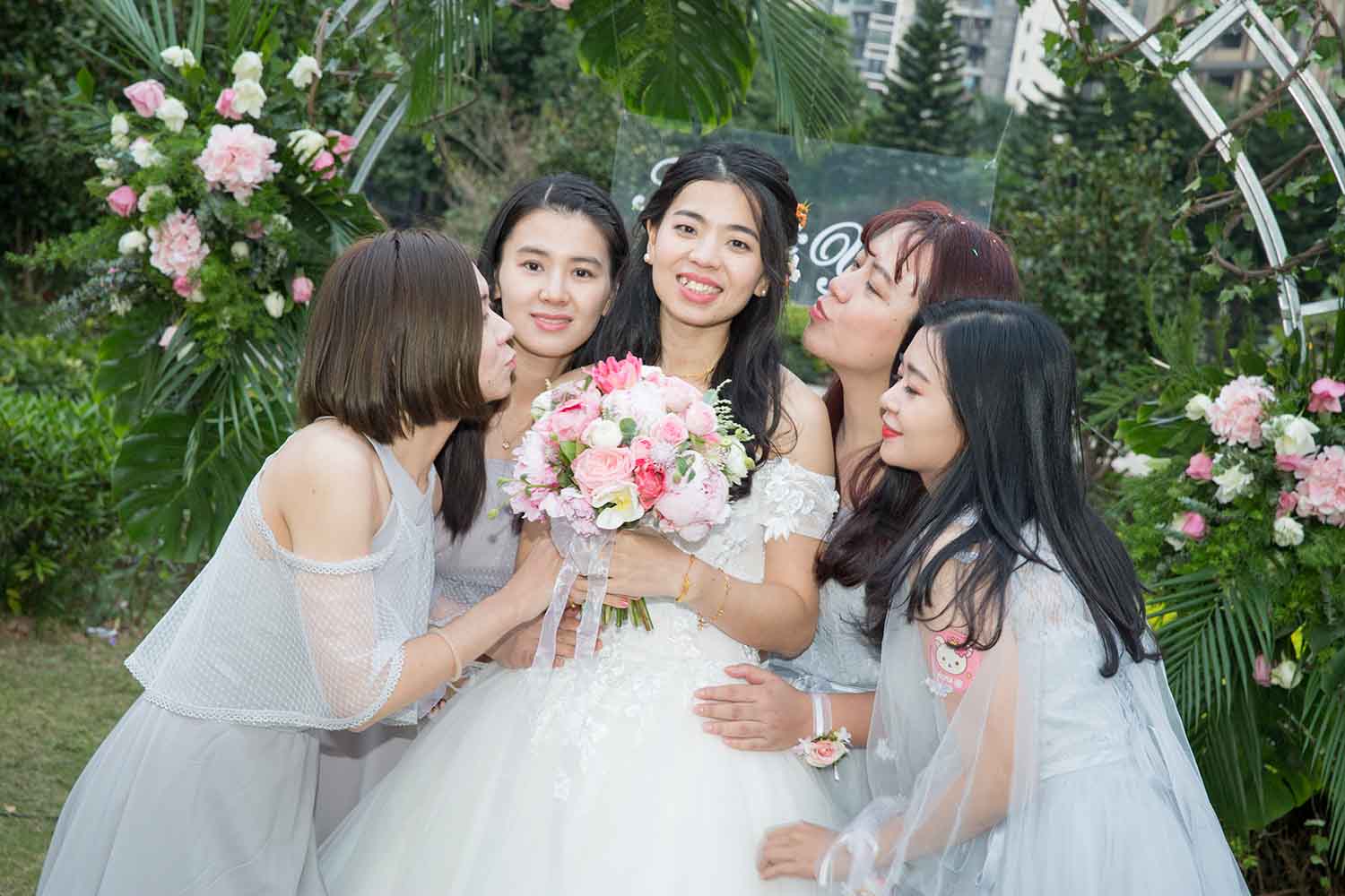 [素人新娘] 妆前穿着透视性感睡衣的新娘婚礼现场实拍写真 H253