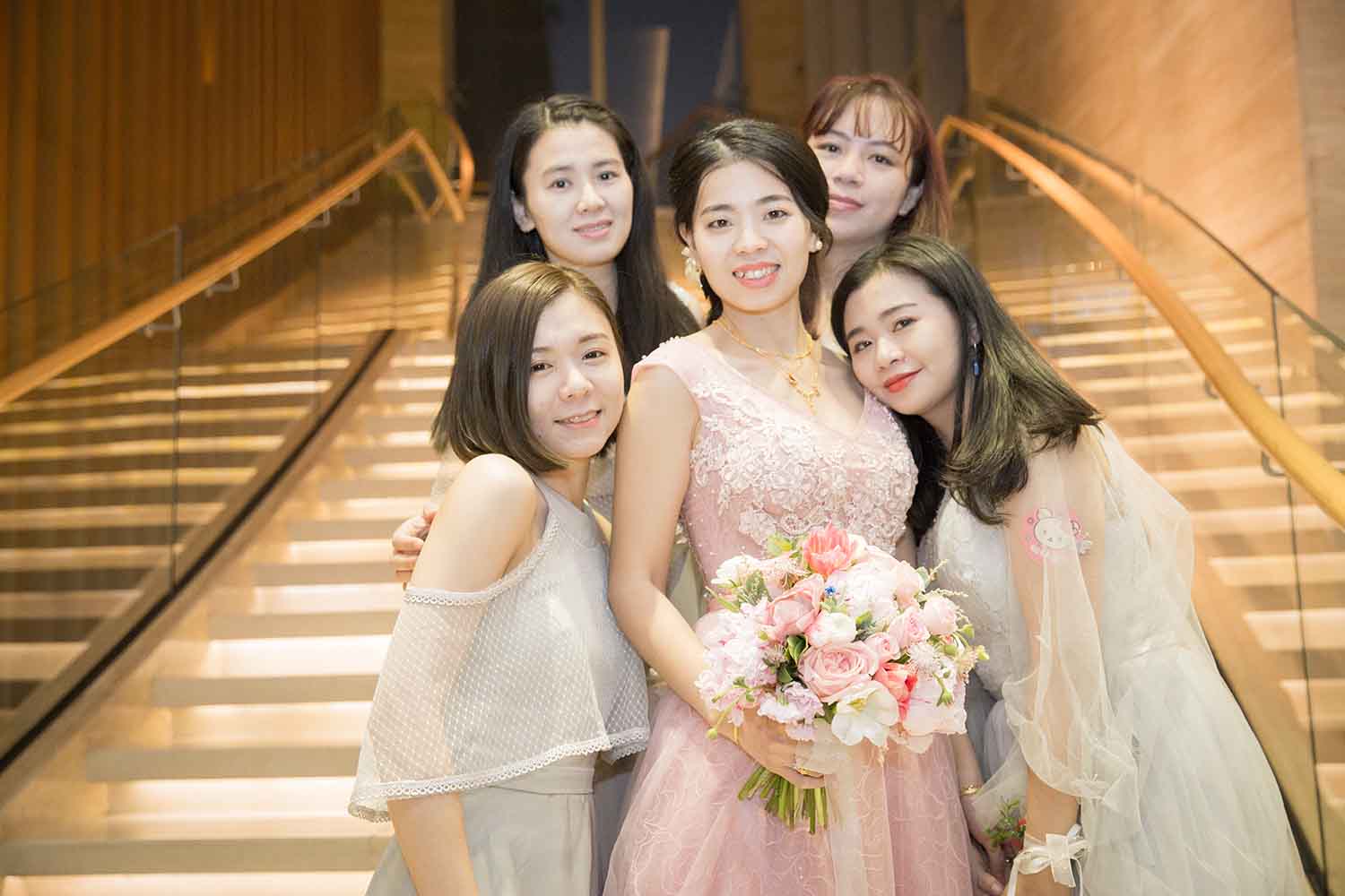 [素人新娘] 妆前穿着透视性感睡衣的新娘婚礼现场实拍写真 H253