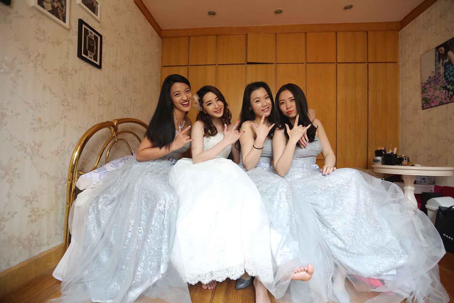 [素人新娘] 腿上有朵黑玫瑰纹身的新娘婚礼现场实拍写真 H308