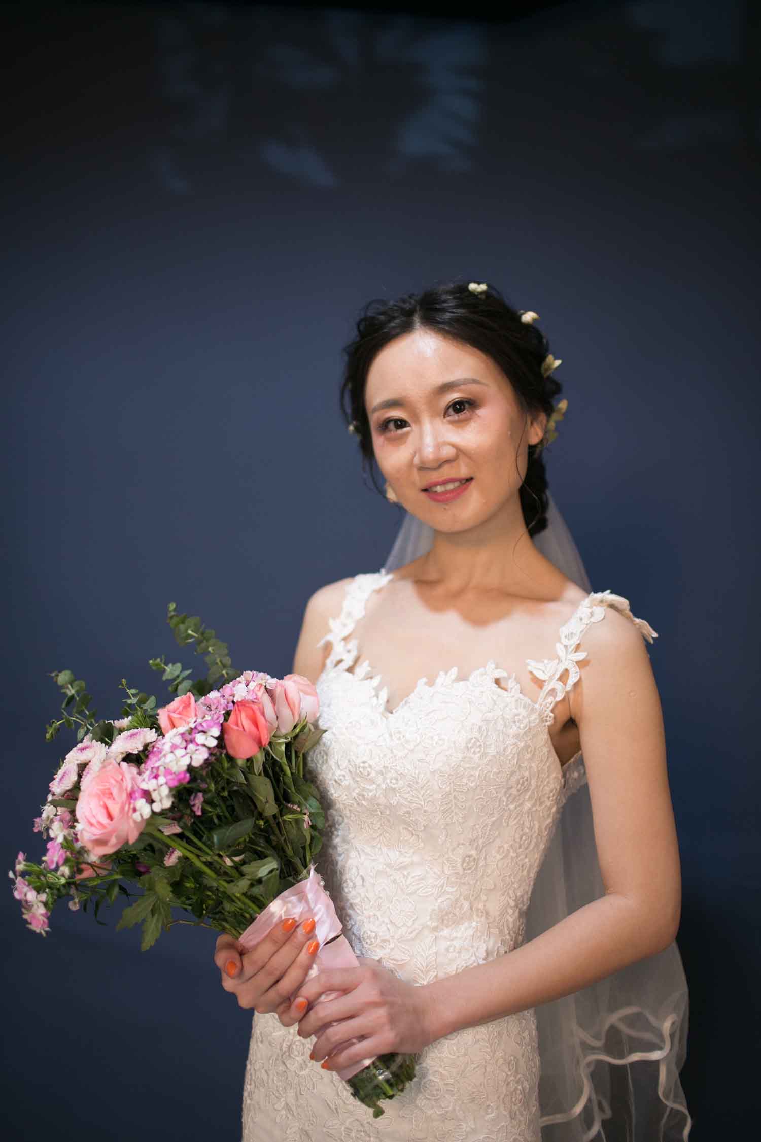 [素人新娘] 穿着性感紫色抹胸的素人美女准新娘室内和室外婚纱写真实拍H254