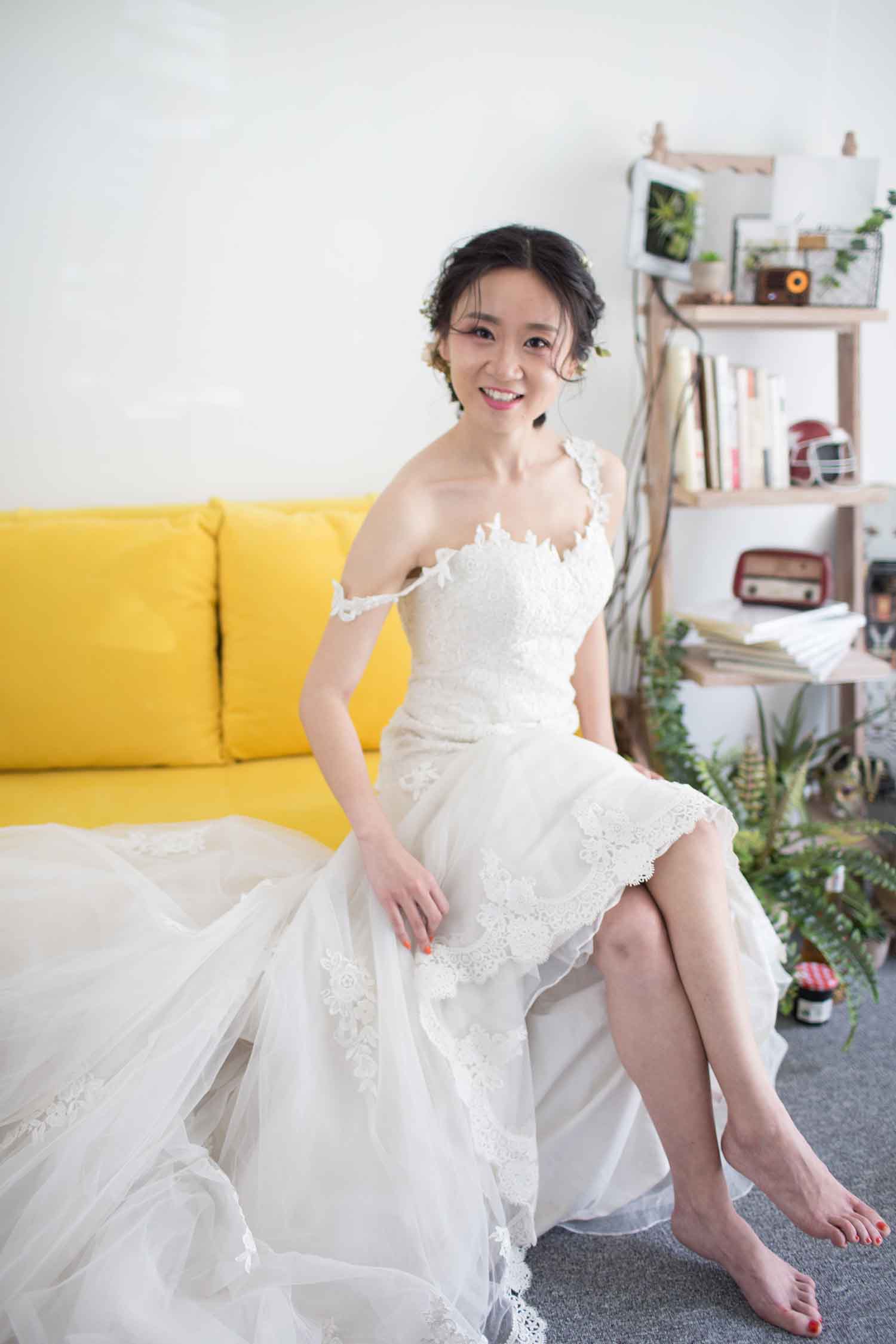 [素人新娘] 穿着性感紫色抹胸的素人美女准新娘室内和室外婚纱写真实拍H254