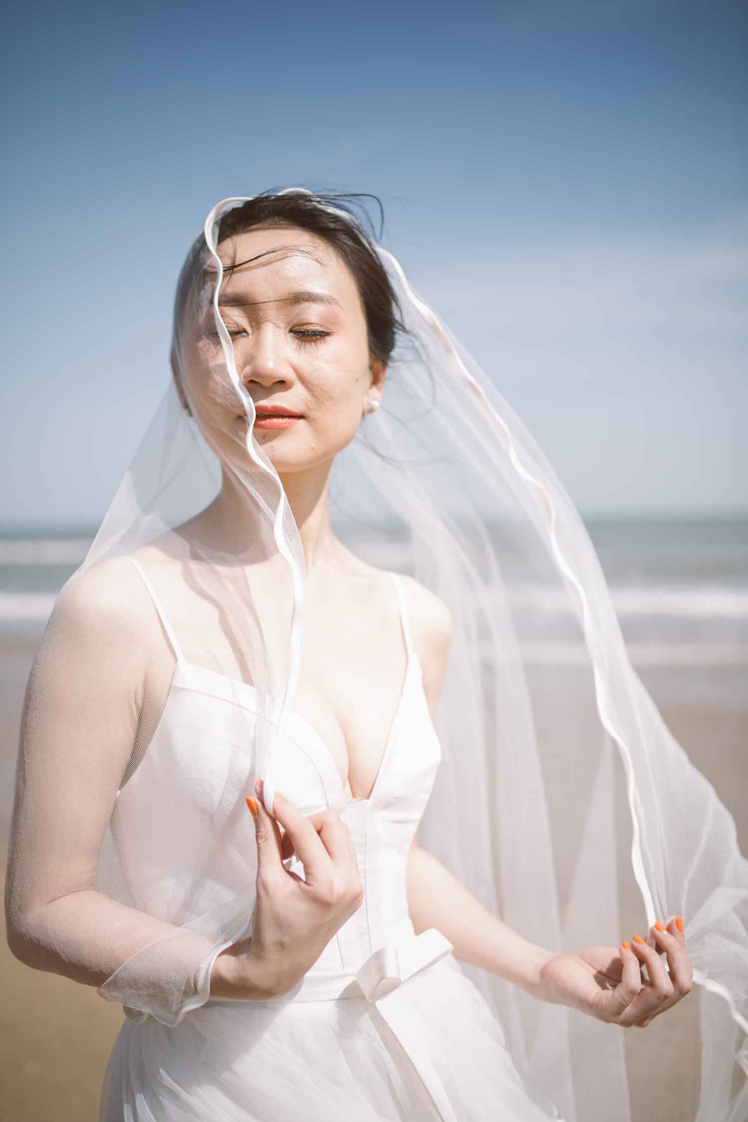 [素人新娘] 穿着性感紫色抹胸的素人美女准新娘室内和室外婚纱写真实拍H254