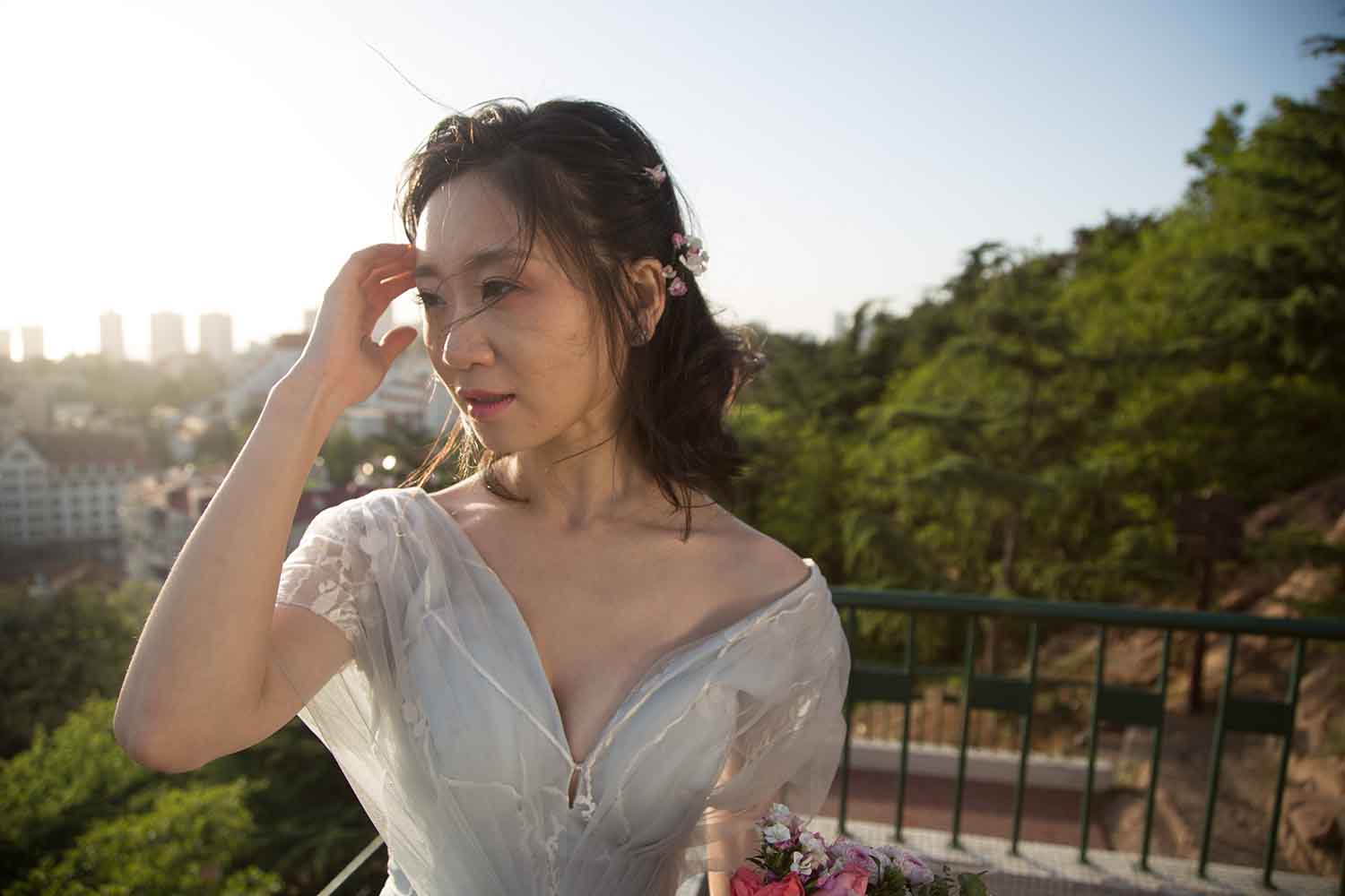 [素人新娘] 穿着性感紫色抹胸的素人美女准新娘室内和室外婚纱写真实拍H254