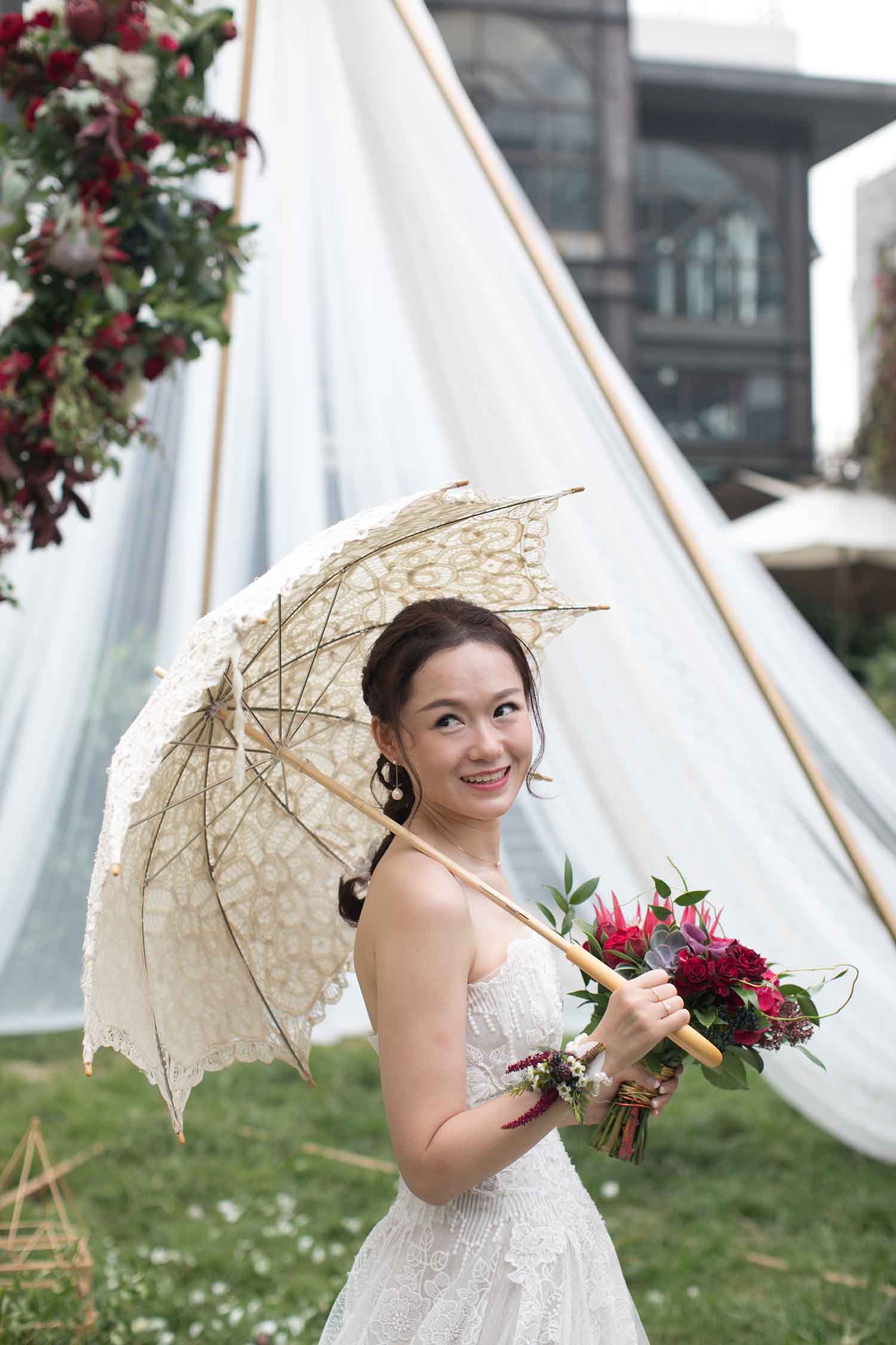 [素人新娘] 皮肤白皙的长腿美女富婆新娘婚礼现场实拍写真 H203