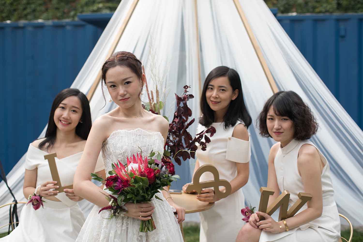 [素人新娘] 皮肤白皙的长腿美女富婆新娘婚礼现场实拍写真 H203