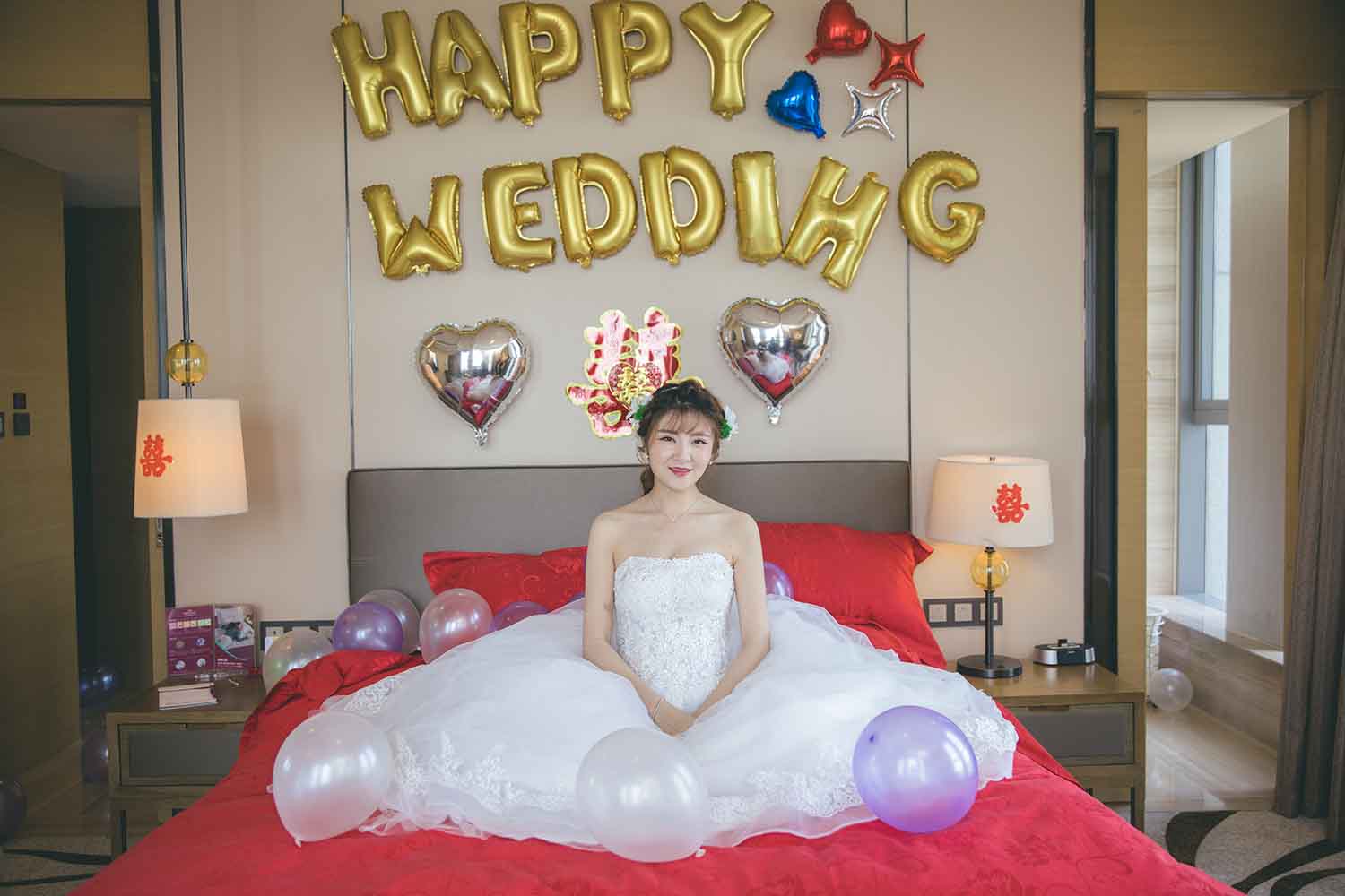 [素人新娘] 露出性感后背的长腿可爱新娘婚礼现场实拍写真 H236