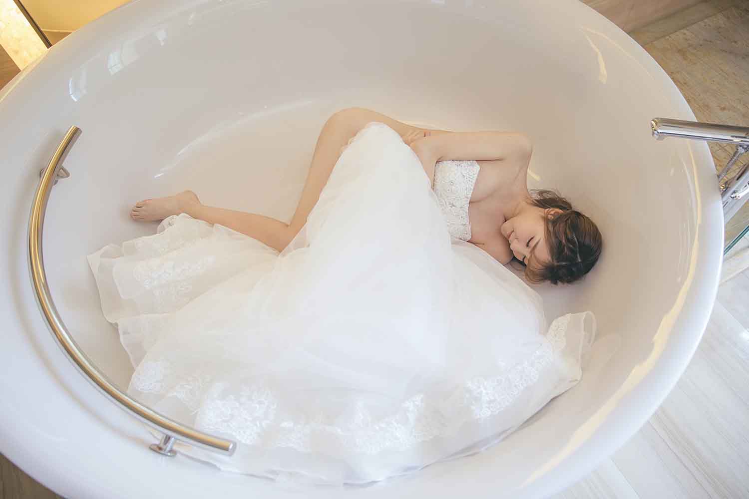 [素人新娘] 露出性感后背的长腿可爱新娘婚礼现场实拍写真 H236