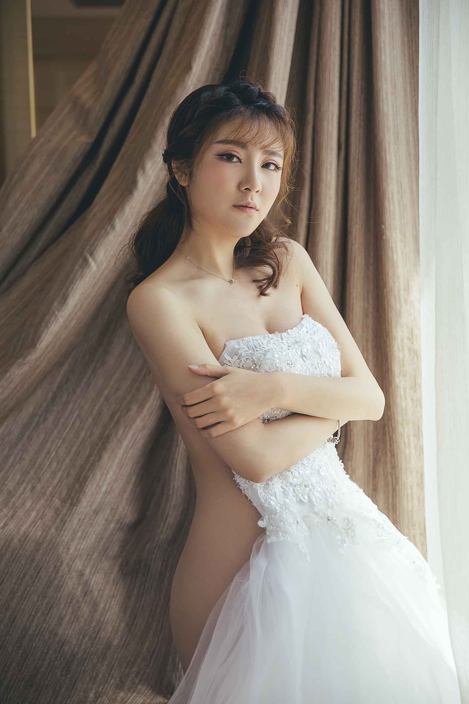 [素人新娘] 露出性感后背的长腿可爱新娘婚礼现场实拍写真 H236