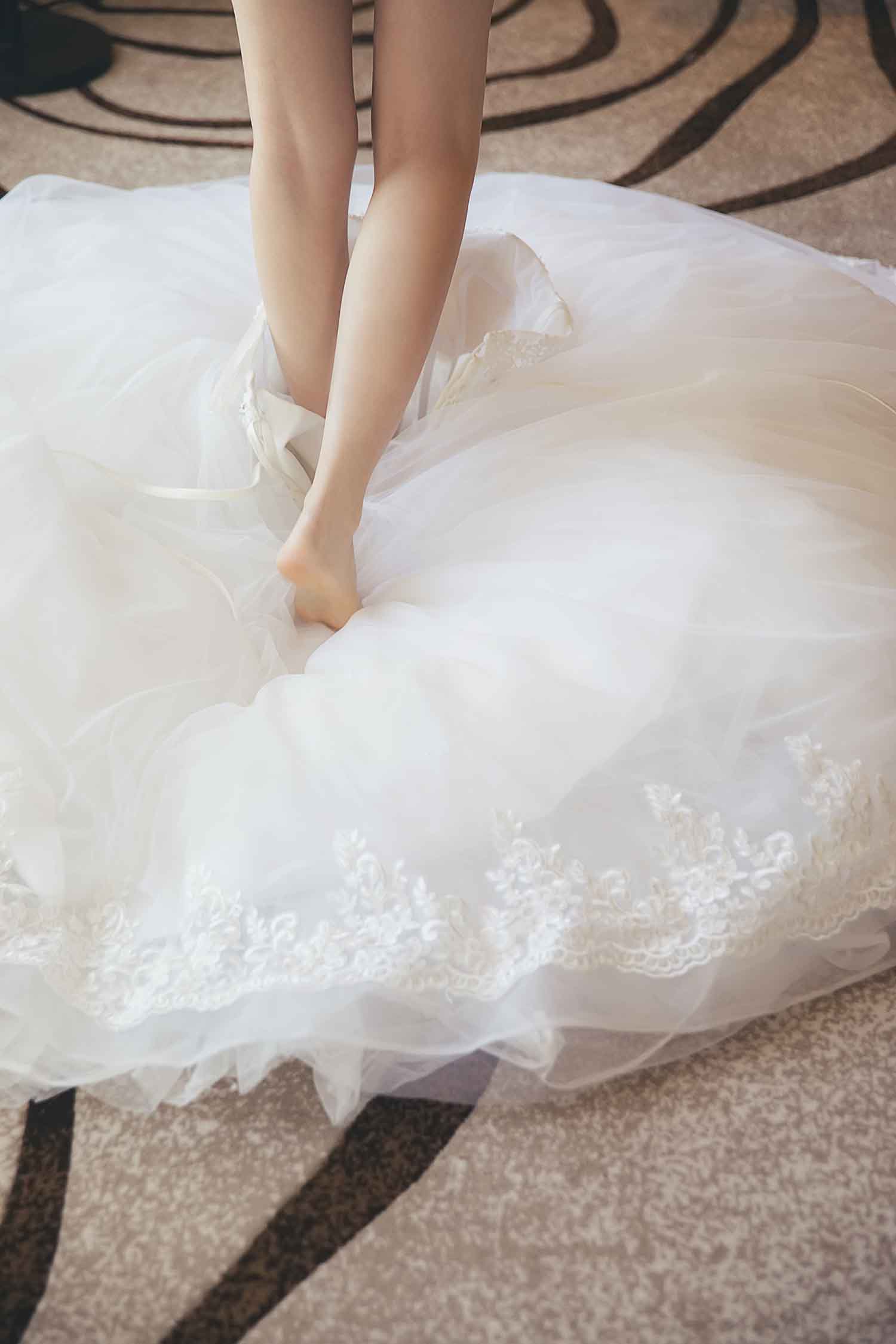 [素人新娘] 露出性感后背的长腿可爱新娘婚礼现场实拍写真 H236