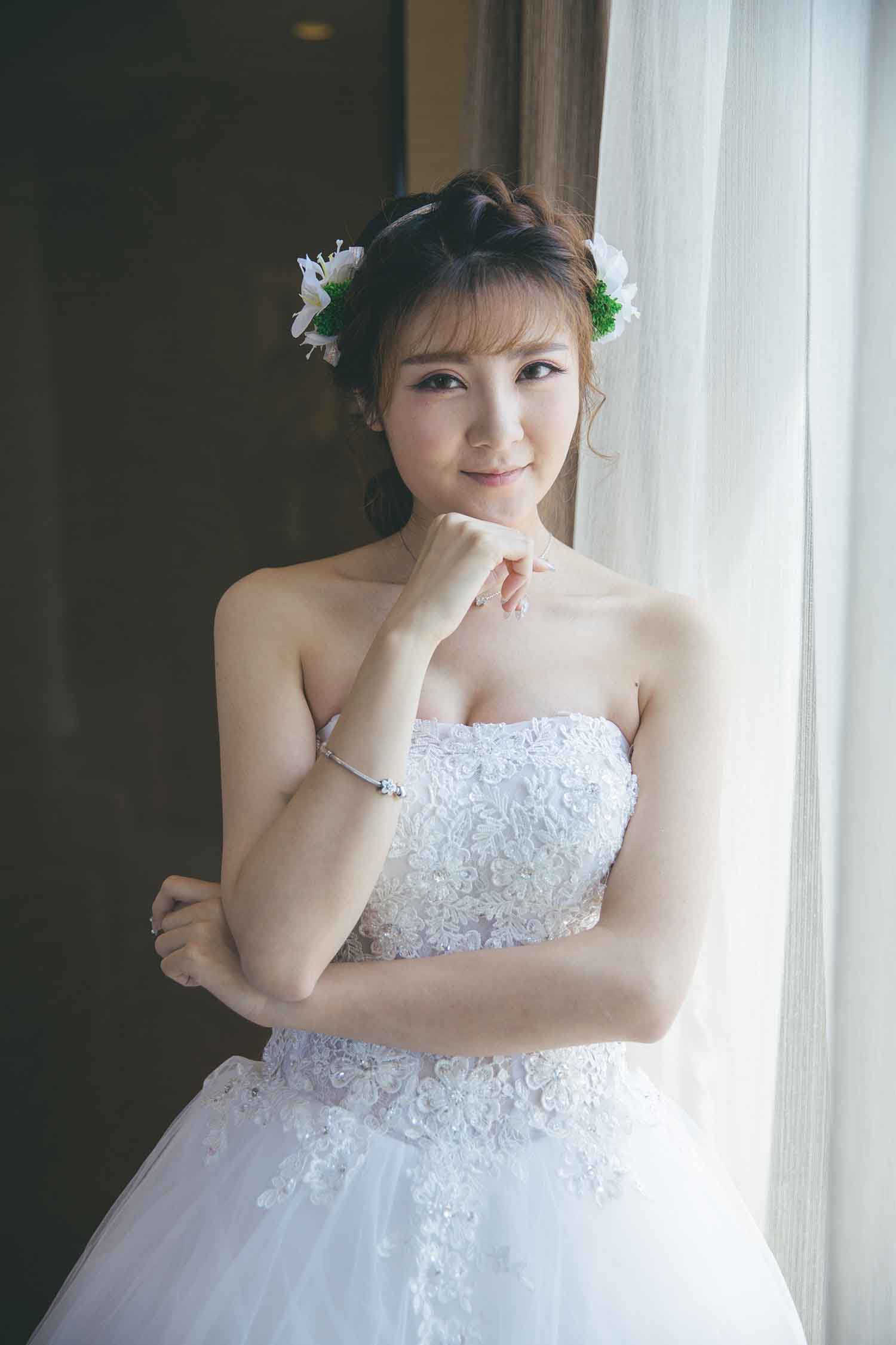 [素人新娘] 露出性感后背的长腿可爱新娘婚礼现场实拍写真 H236