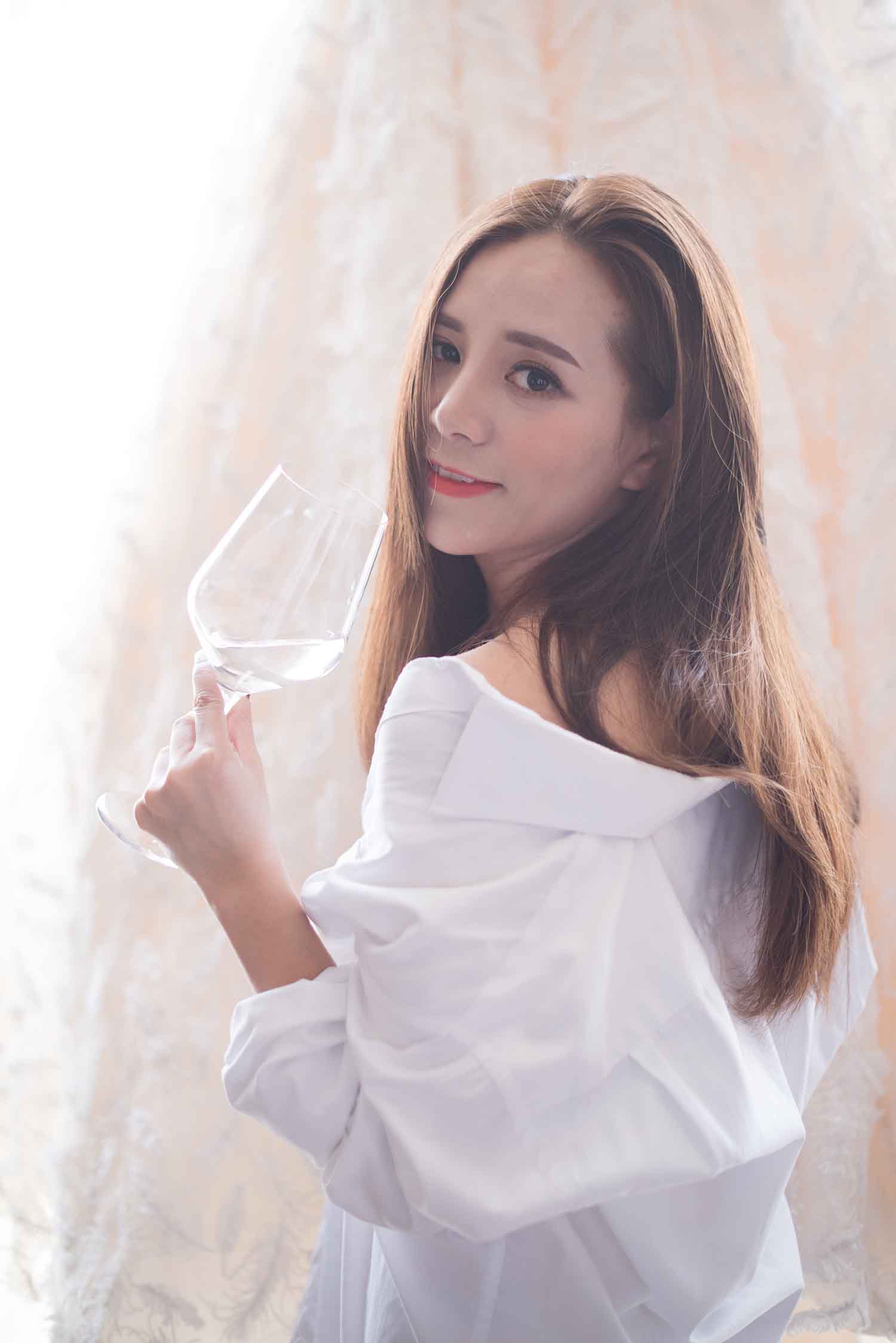 [素人新娘] 换婚纱时很诱惑的美女新娘婚礼现场实拍写真 H256