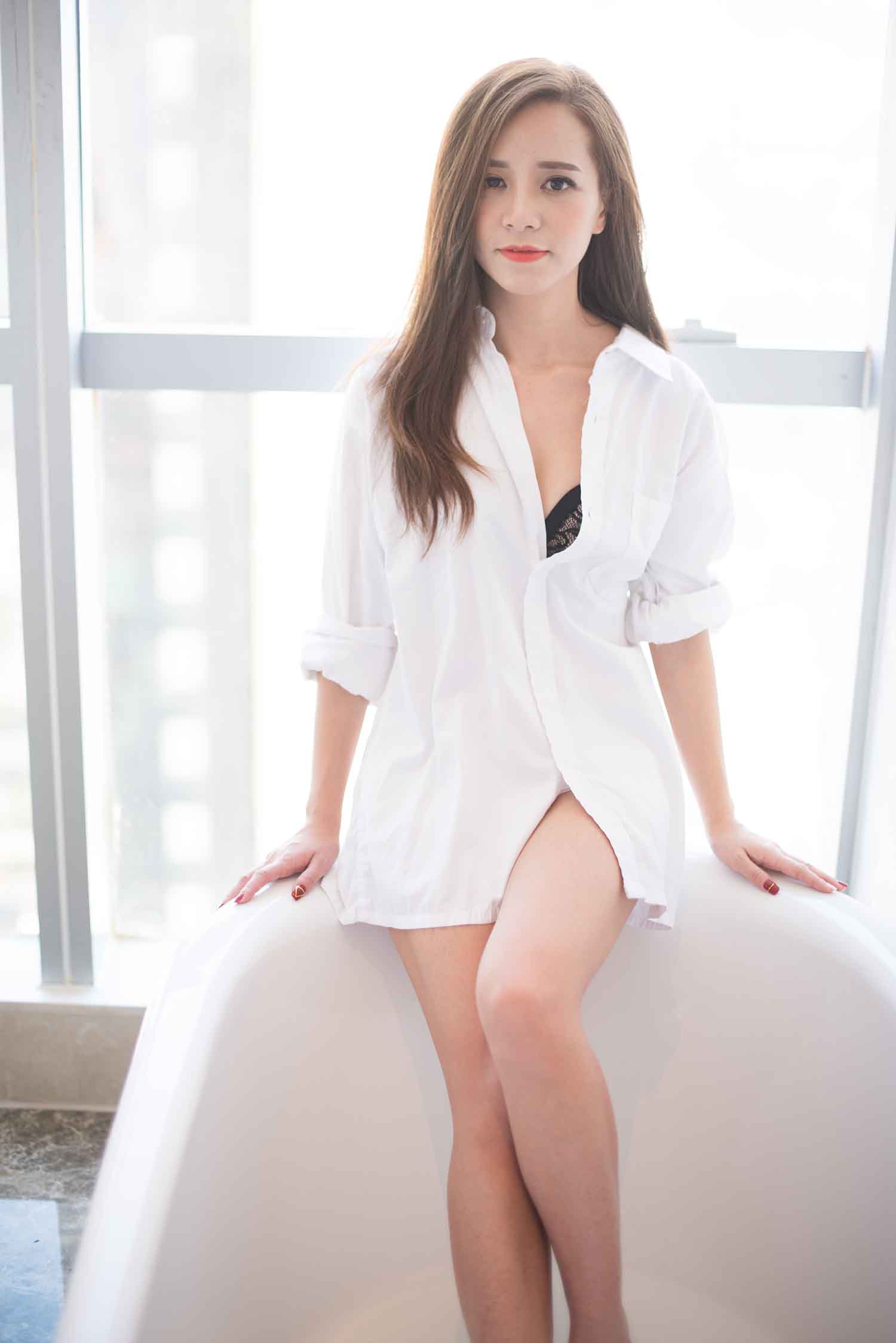 [素人新娘] 换婚纱时很诱惑的美女新娘婚礼现场实拍写真 H256