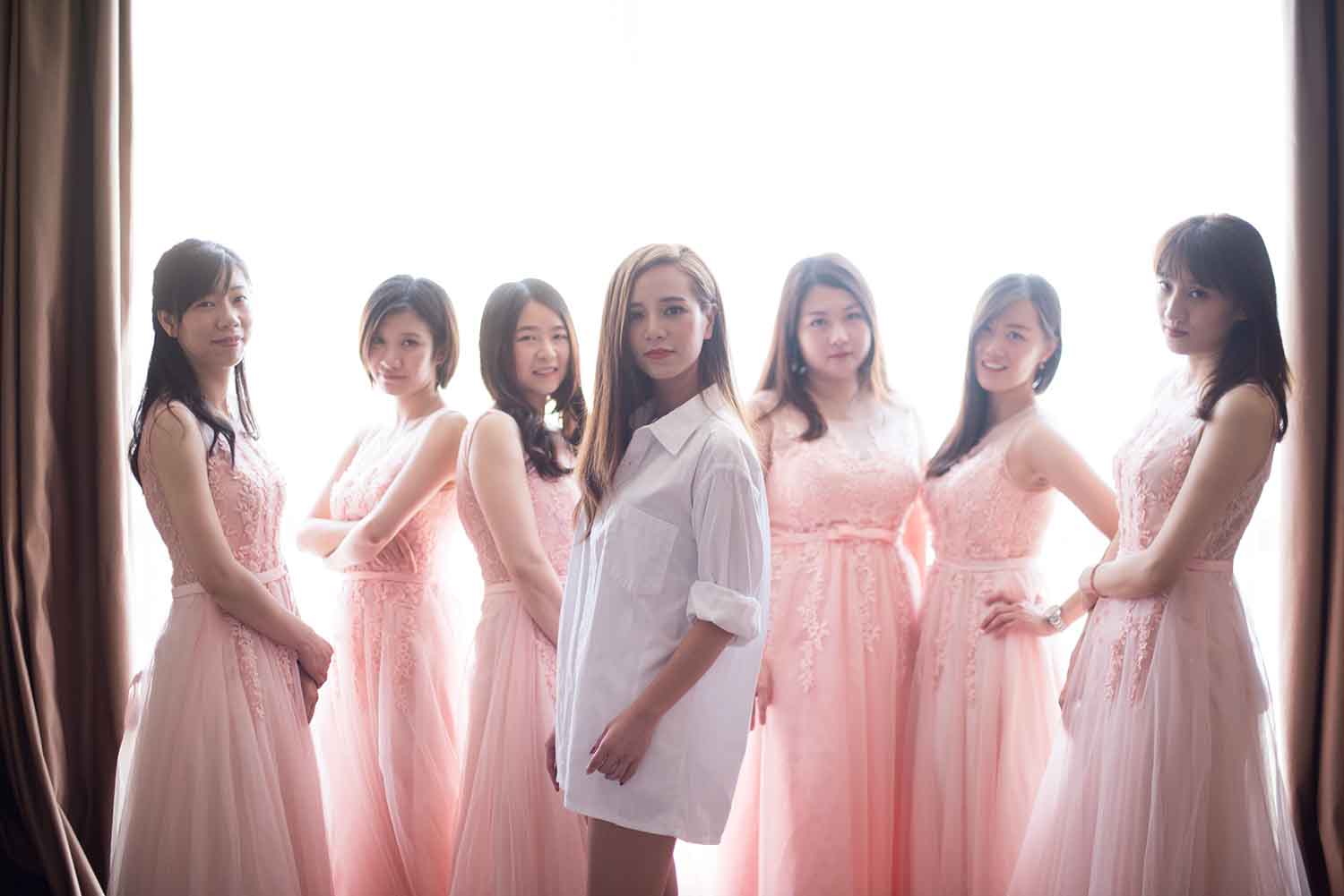 [素人新娘] 换婚纱时很诱惑的美女新娘婚礼现场实拍写真 H256