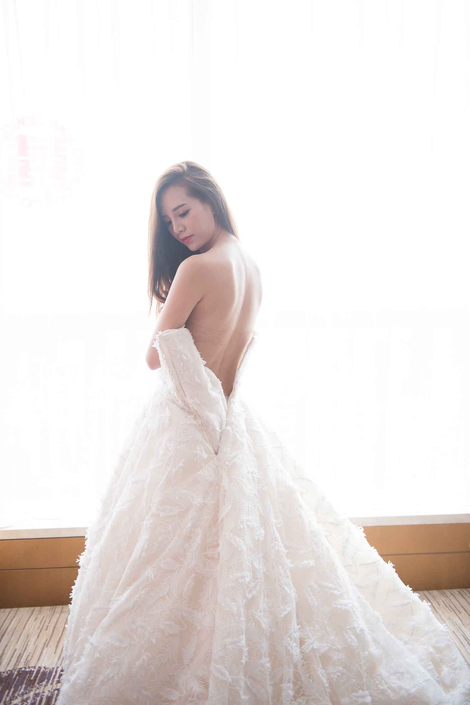 [素人新娘] 换婚纱时很诱惑的美女新娘婚礼现场实拍写真 H256