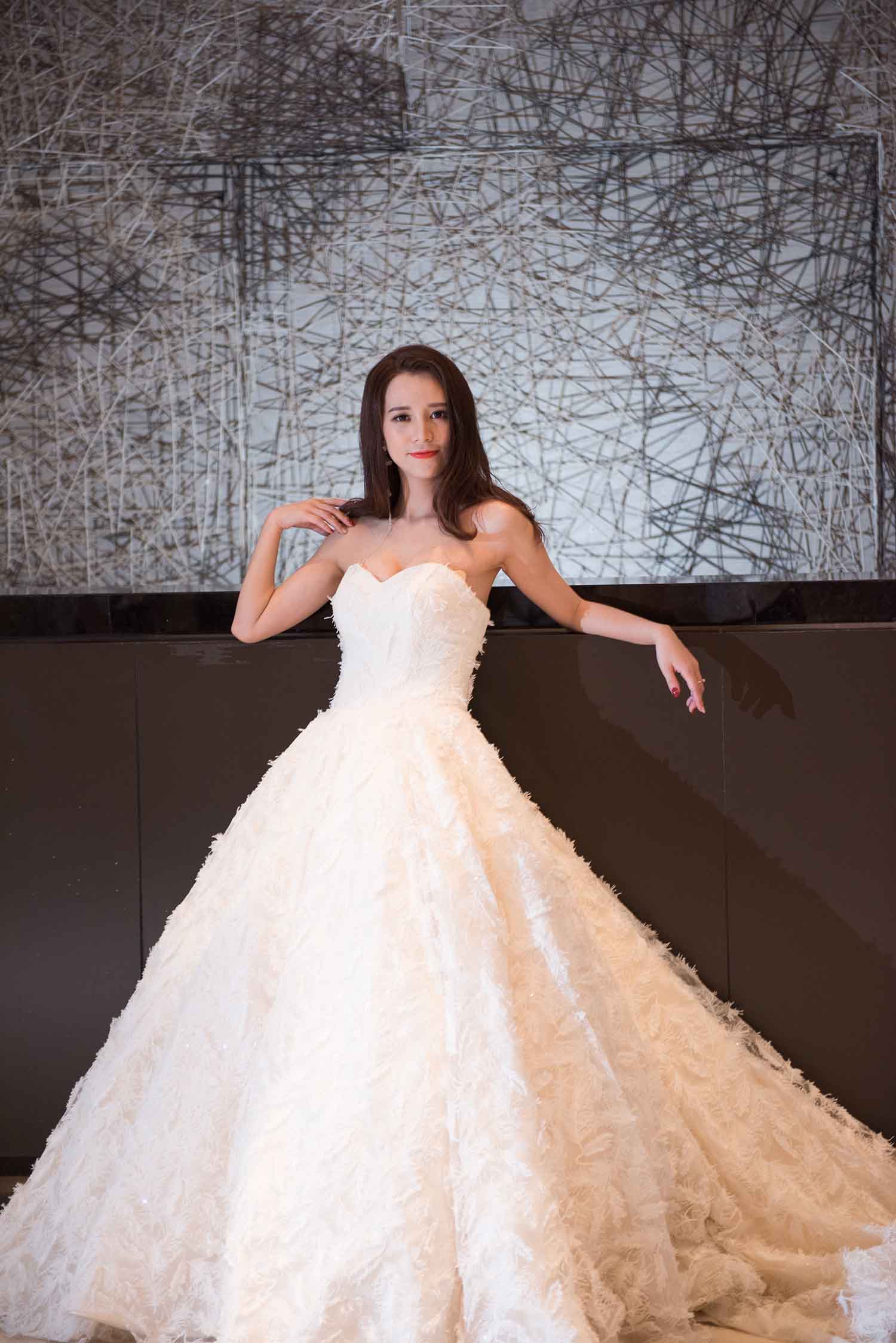 [素人新娘] 换婚纱时很诱惑的美女新娘婚礼现场实拍写真 H256