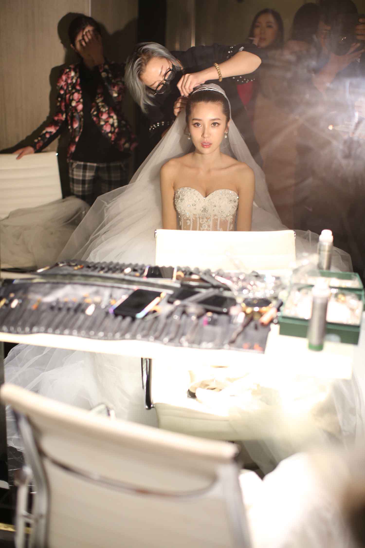 [素人新娘] 性感白色抹胸贵妇气质新娘的婚礼现场实拍写真 H200