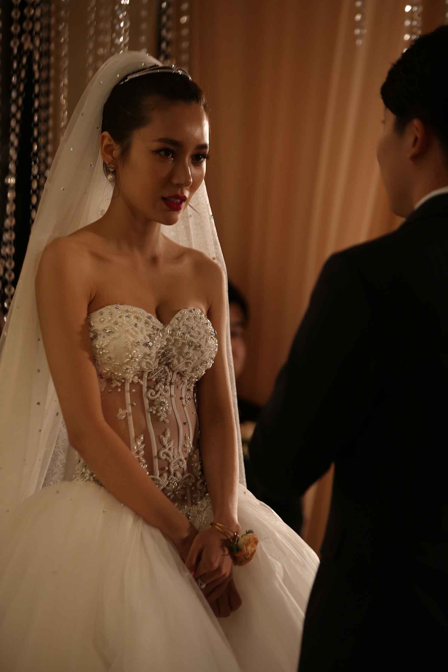 [素人新娘] 性感白色抹胸贵妇气质新娘的婚礼现场实拍写真 H200