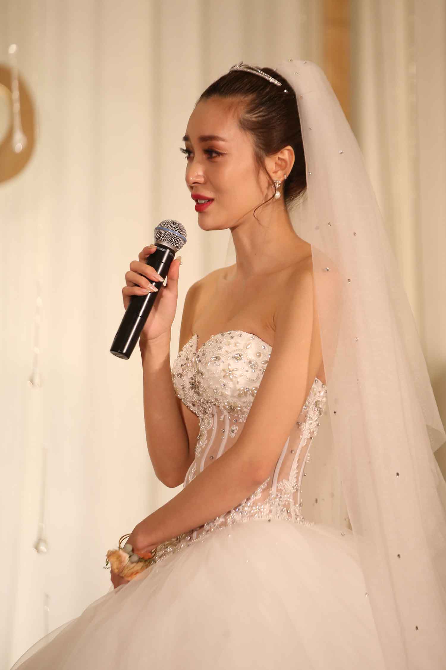 [素人新娘] 性感白色抹胸贵妇气质新娘的婚礼现场实拍写真 H200